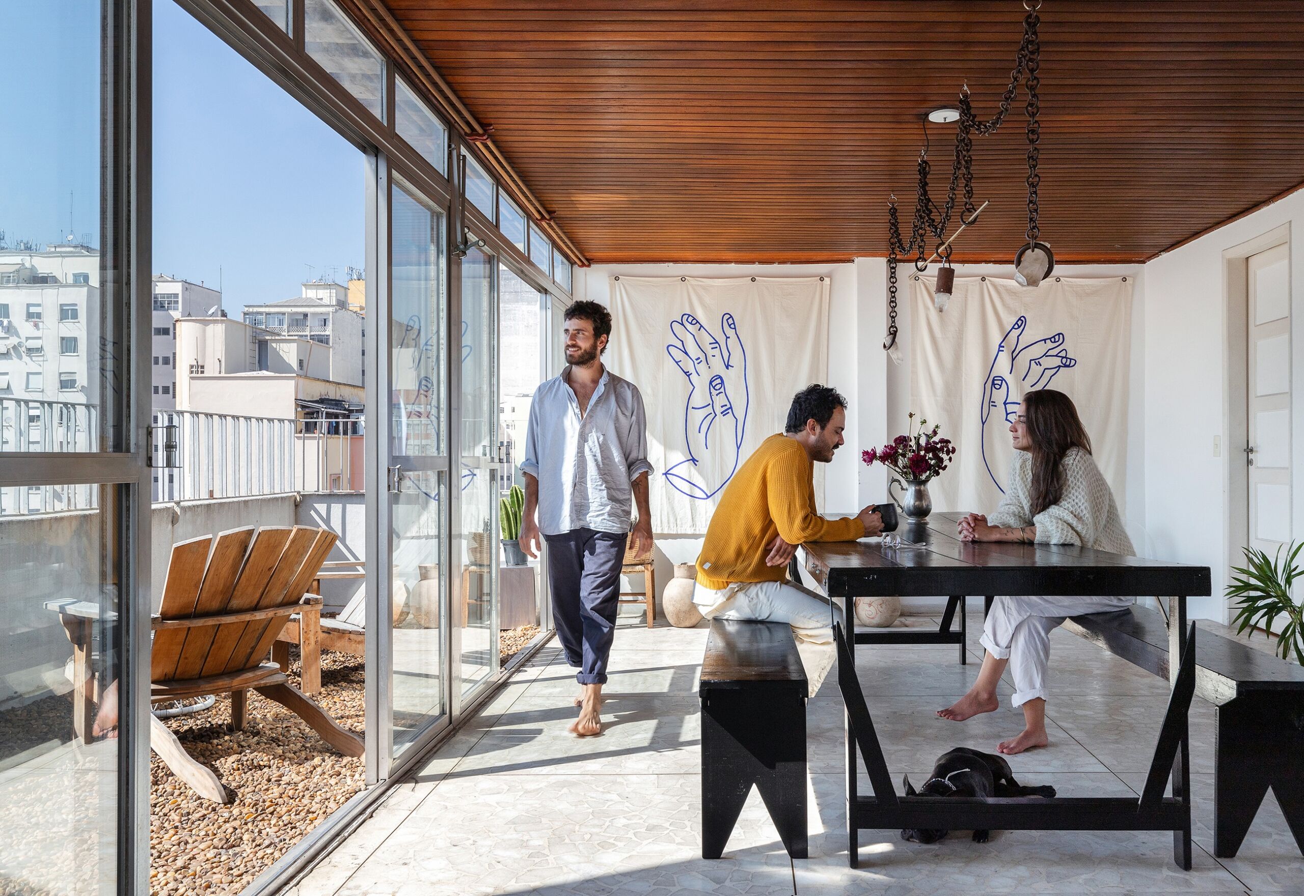 Apartamento antigo com piso branco e peças de design do Estúdio Orth