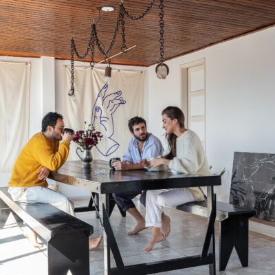 Apartamento antigo com piso branco e peças de design do Estúdio Orth