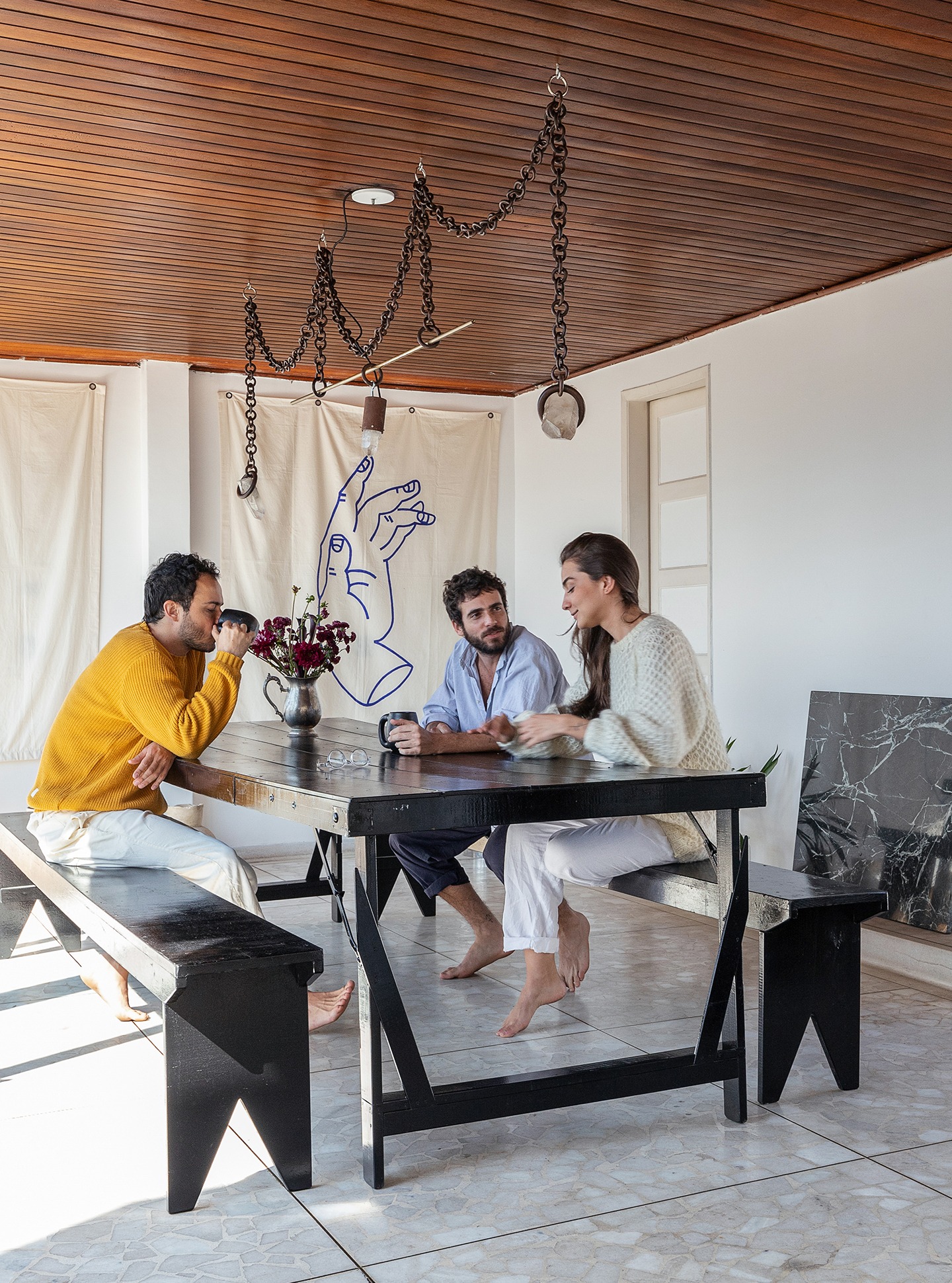 Apartamento antigo com piso branco e peças de design do Estúdio Orth