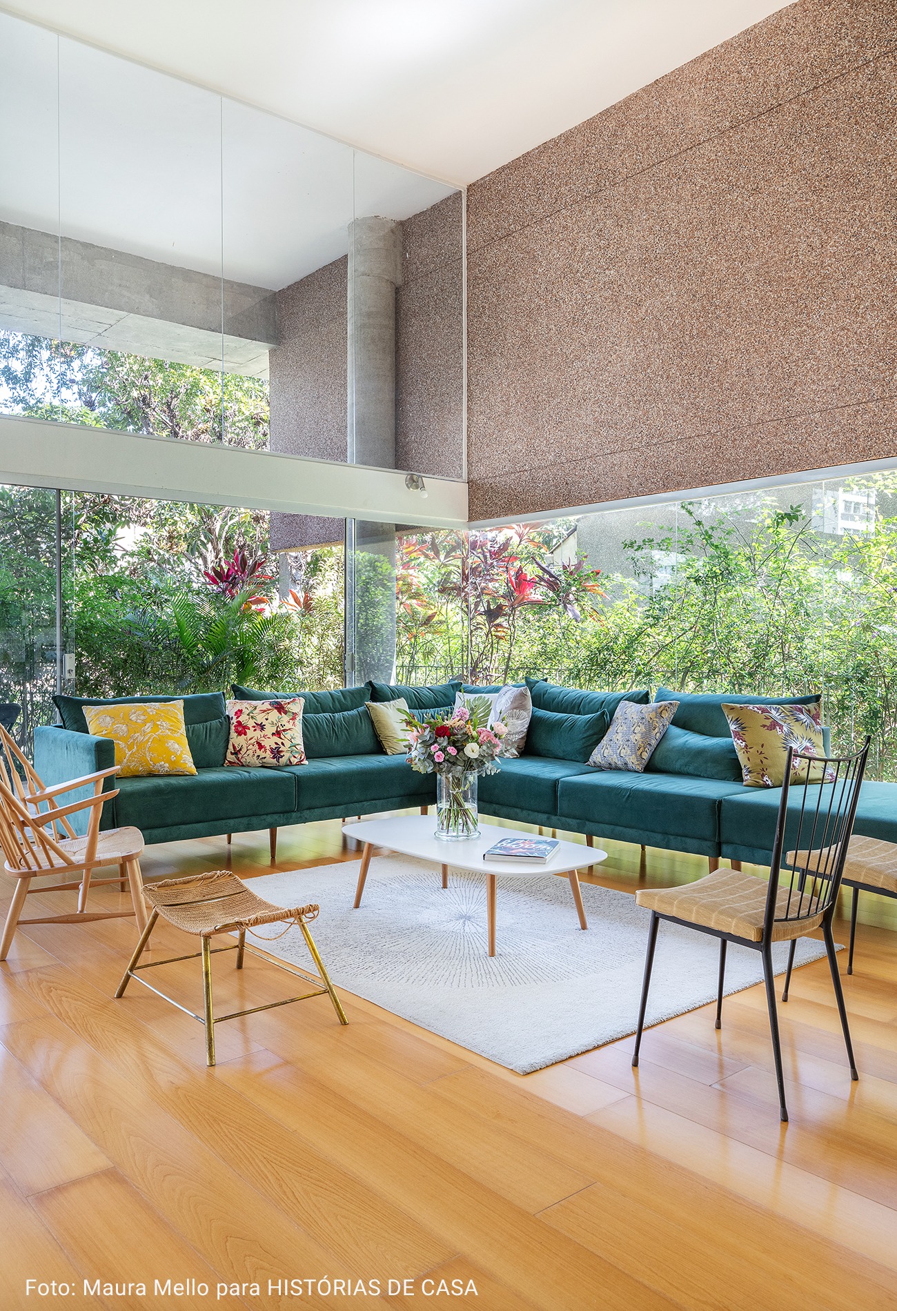 sala de estar com sofá turquesa e almofadas