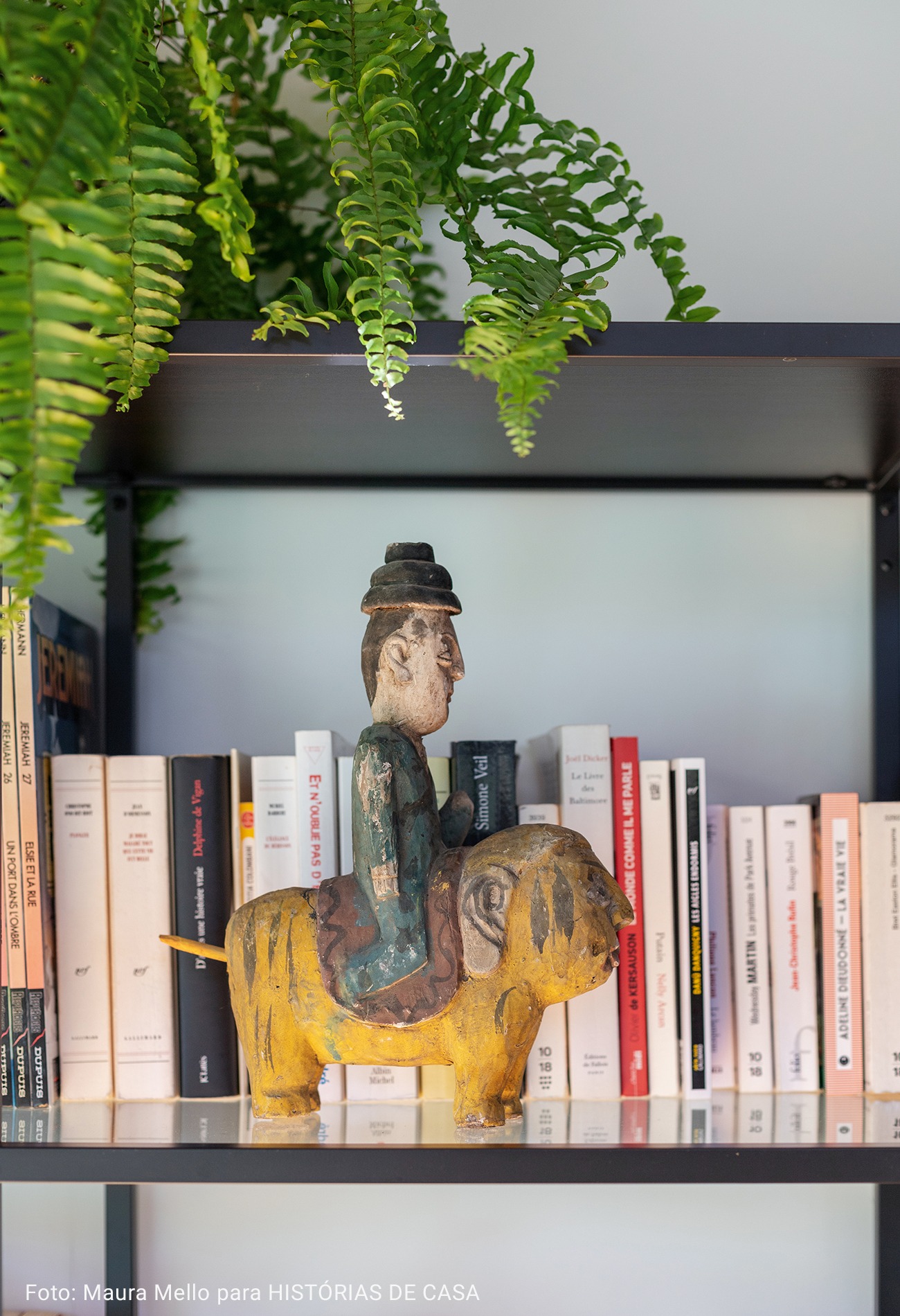 detalhe em estante de artesanato antigo