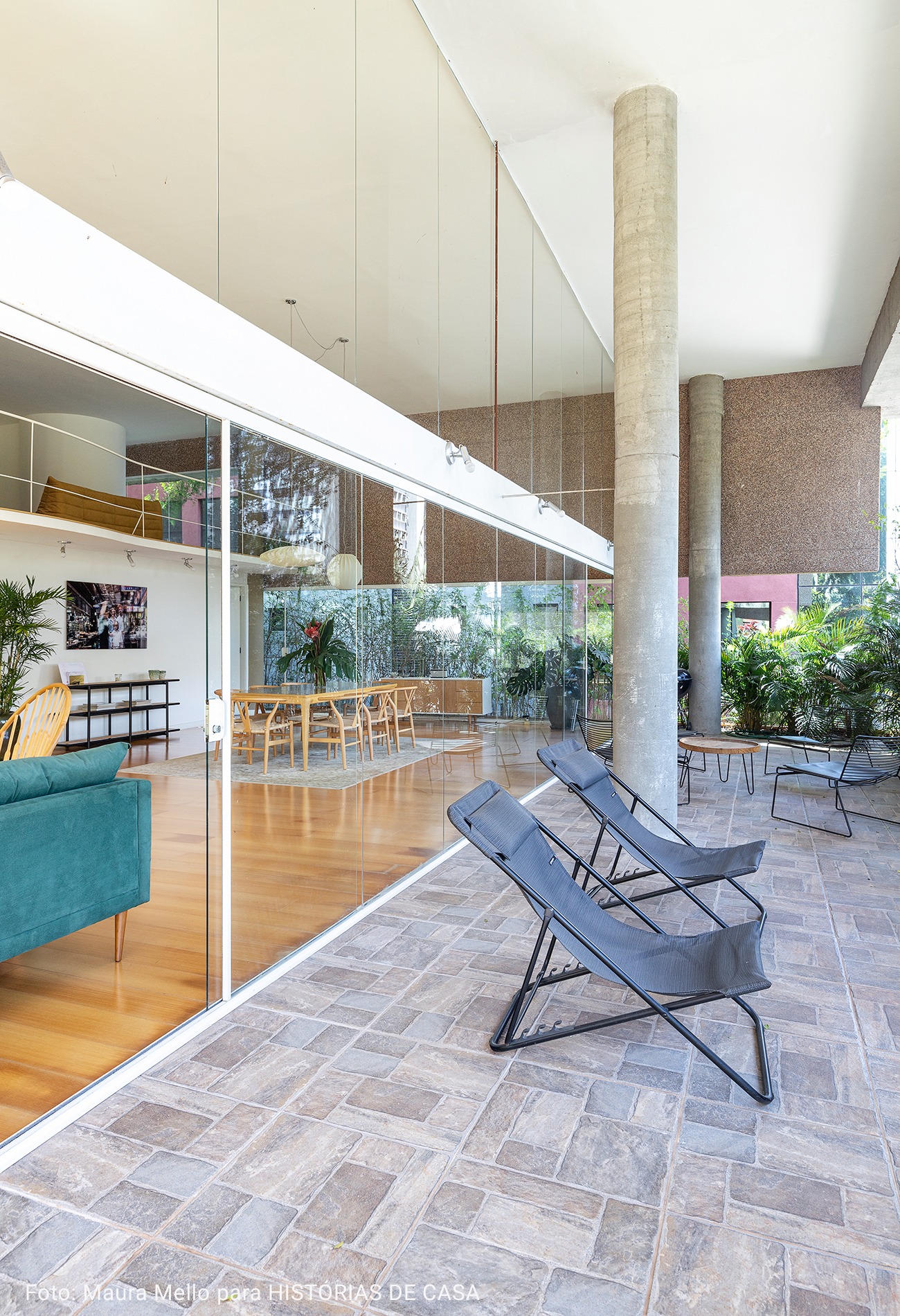 varanda ampla com cadeiras reclináveis pretas