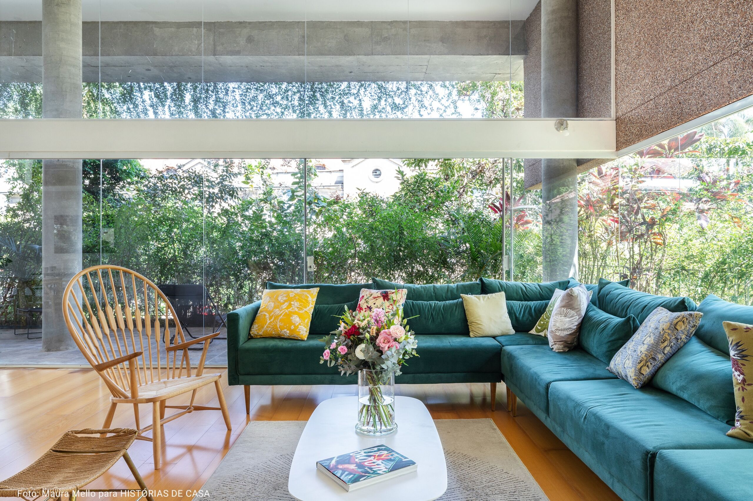 sala de estar com cadeira de madeira