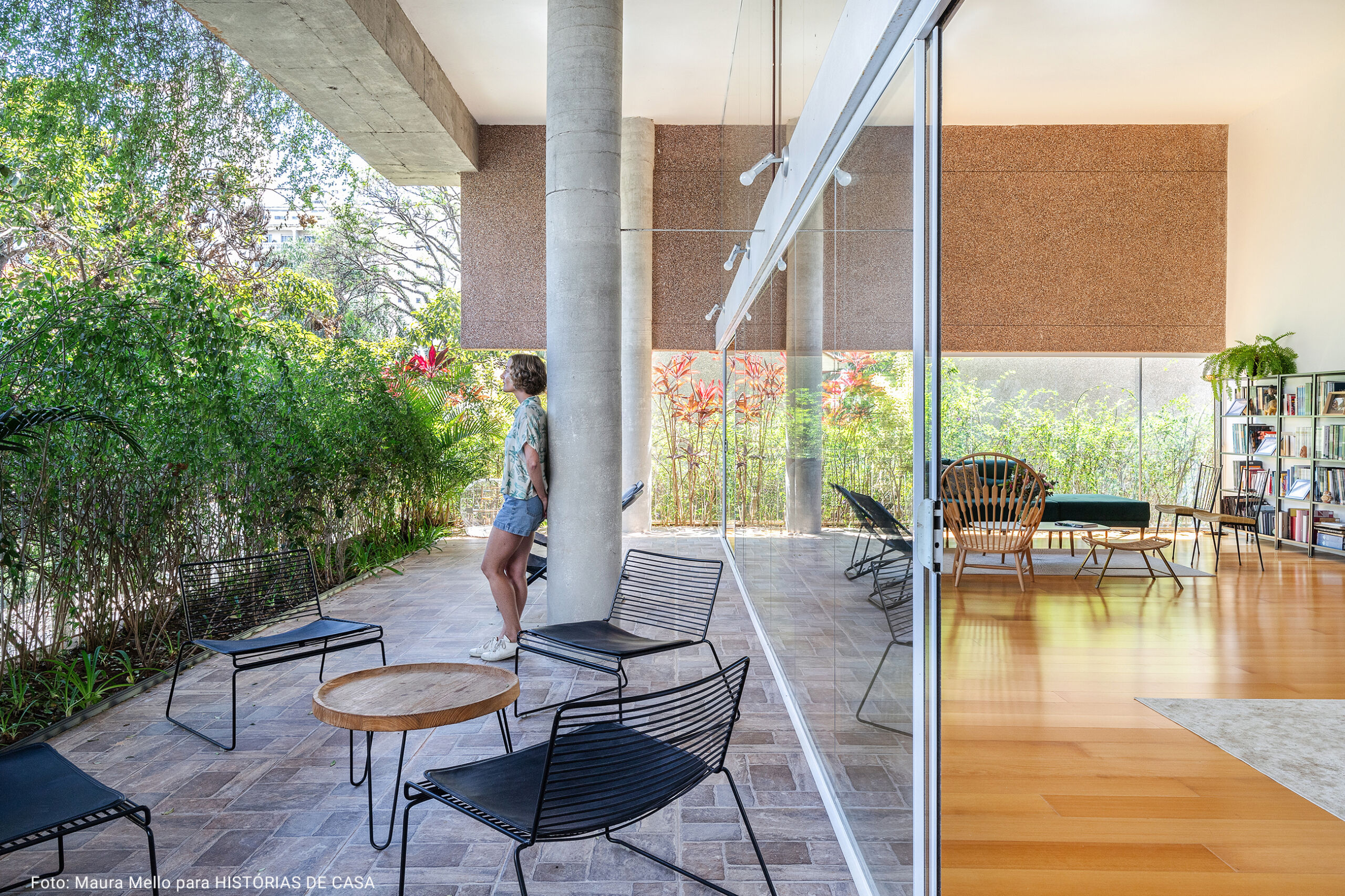 varanda abrta com cadeiras de metal