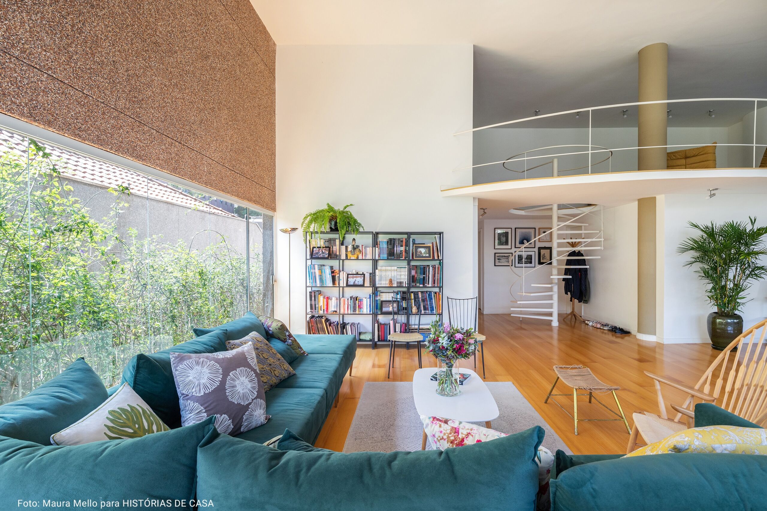 sala eberta com sofá turquesa