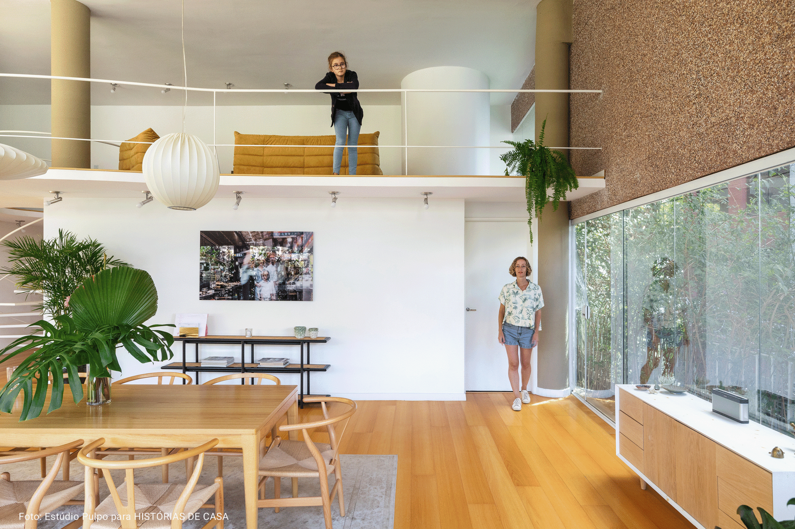 sala ampla e clara com mesanino