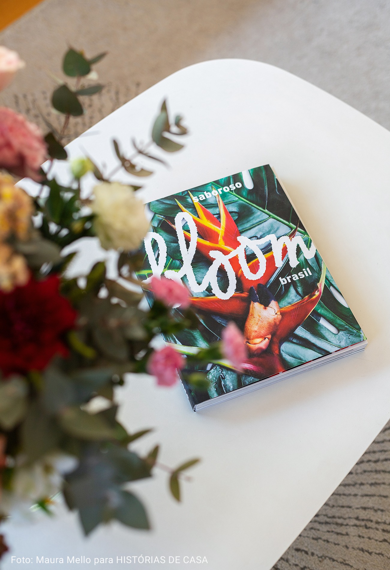 livro de botanica em mesa de centro