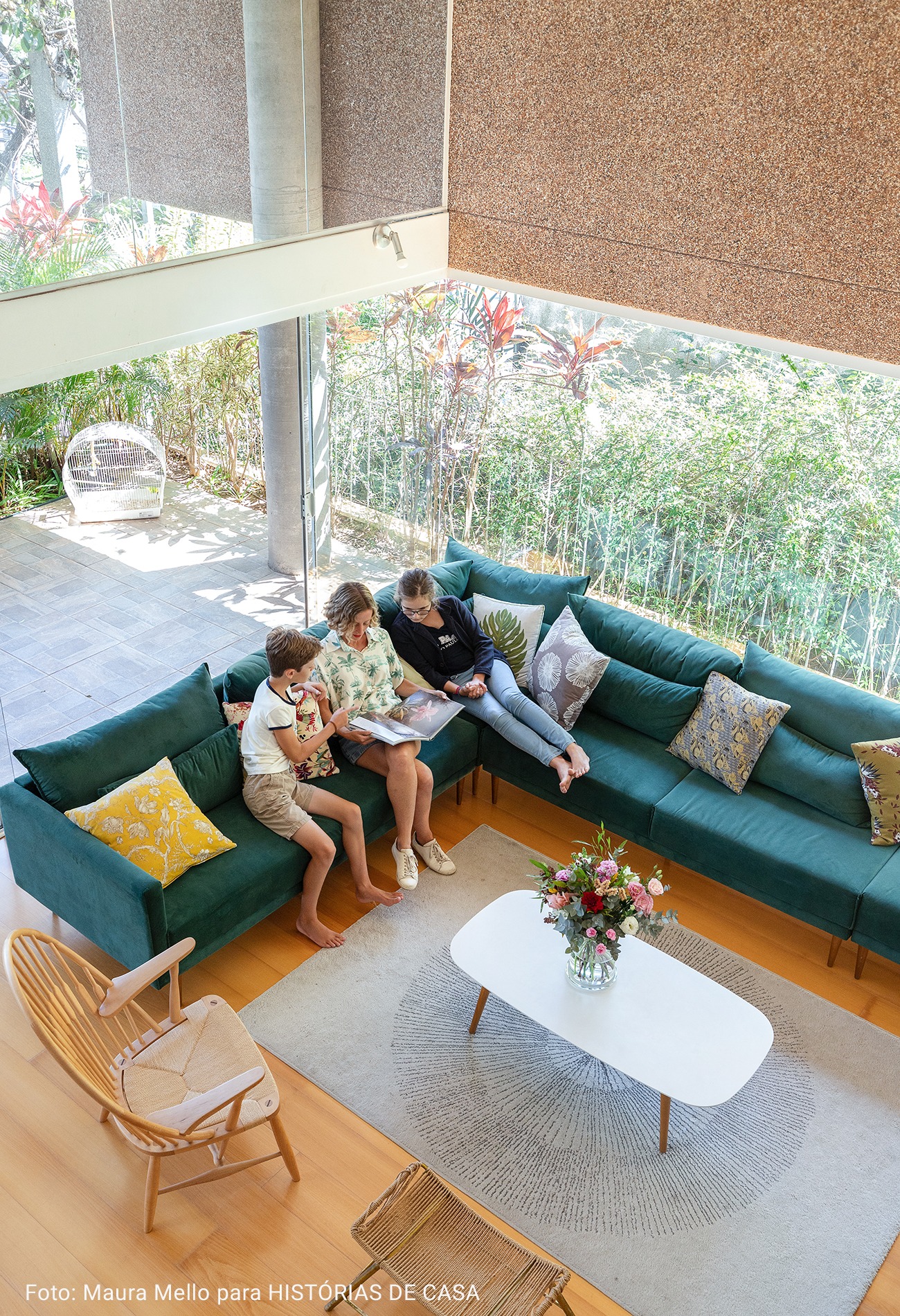 sala de estar com poltrona de madeira