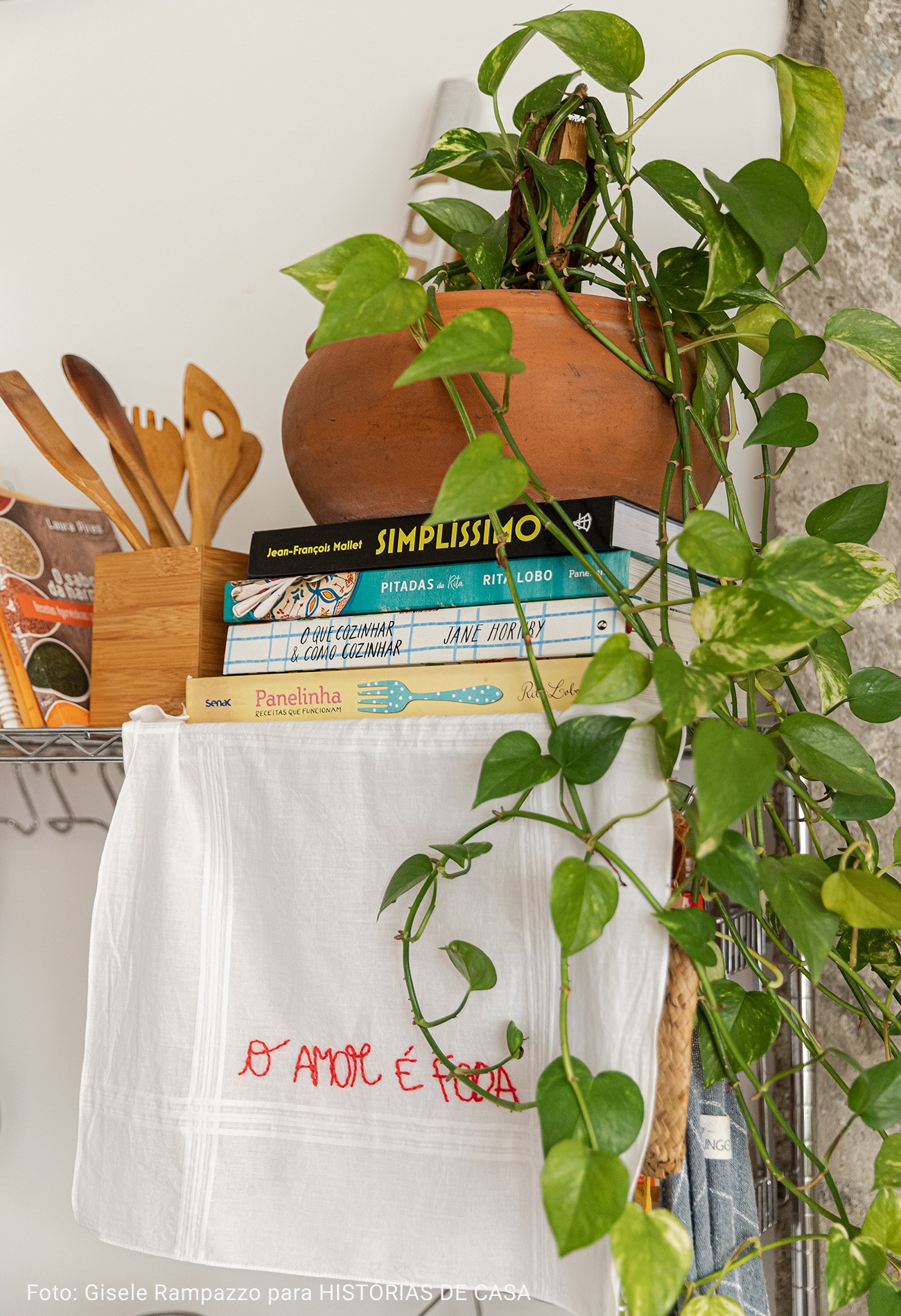 detalhe estante cozinha com livros