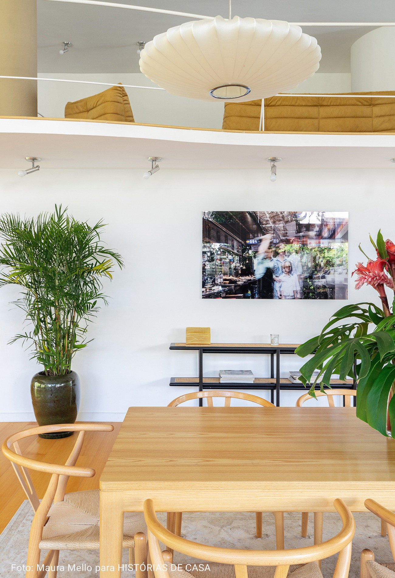 sala de jantar com mesa de apoio e fotografia