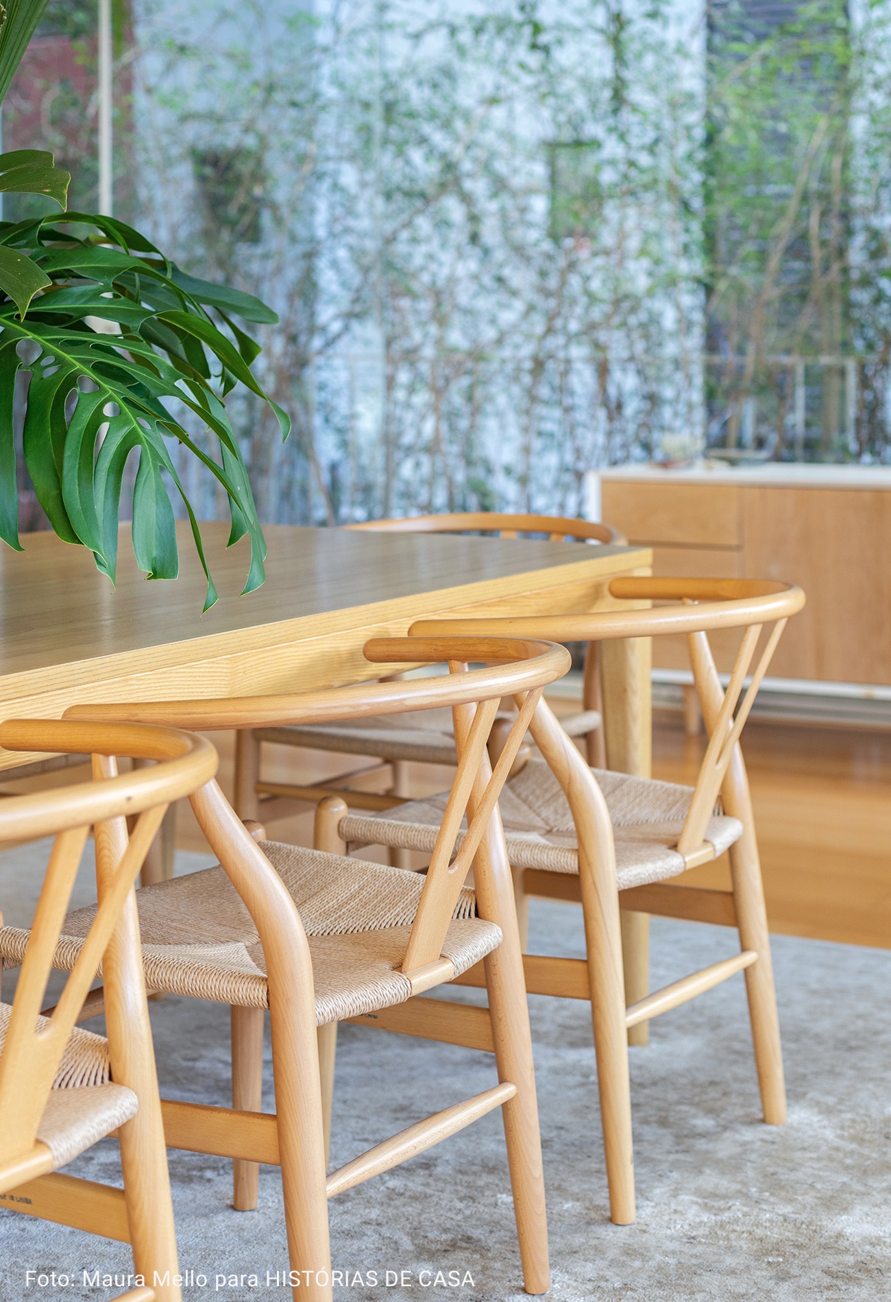 close de cadeira rústica com madeira e palha