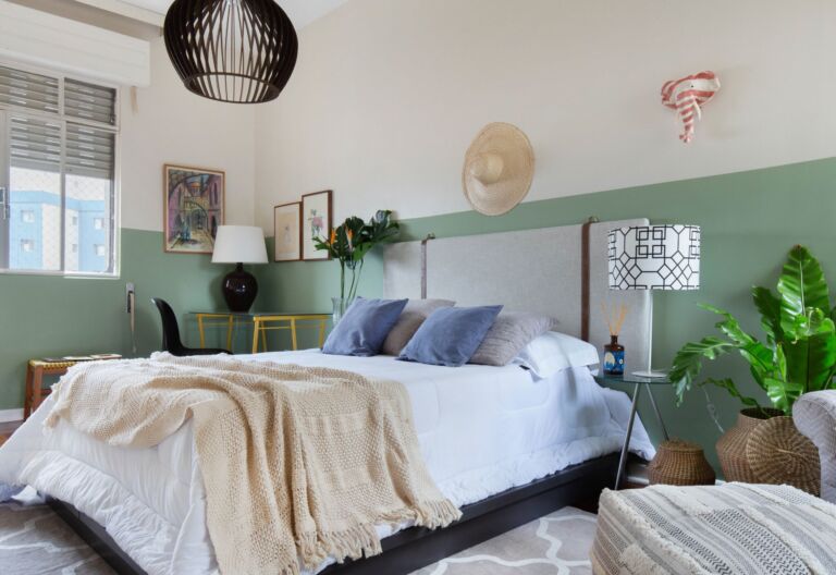 quarto com manta bege