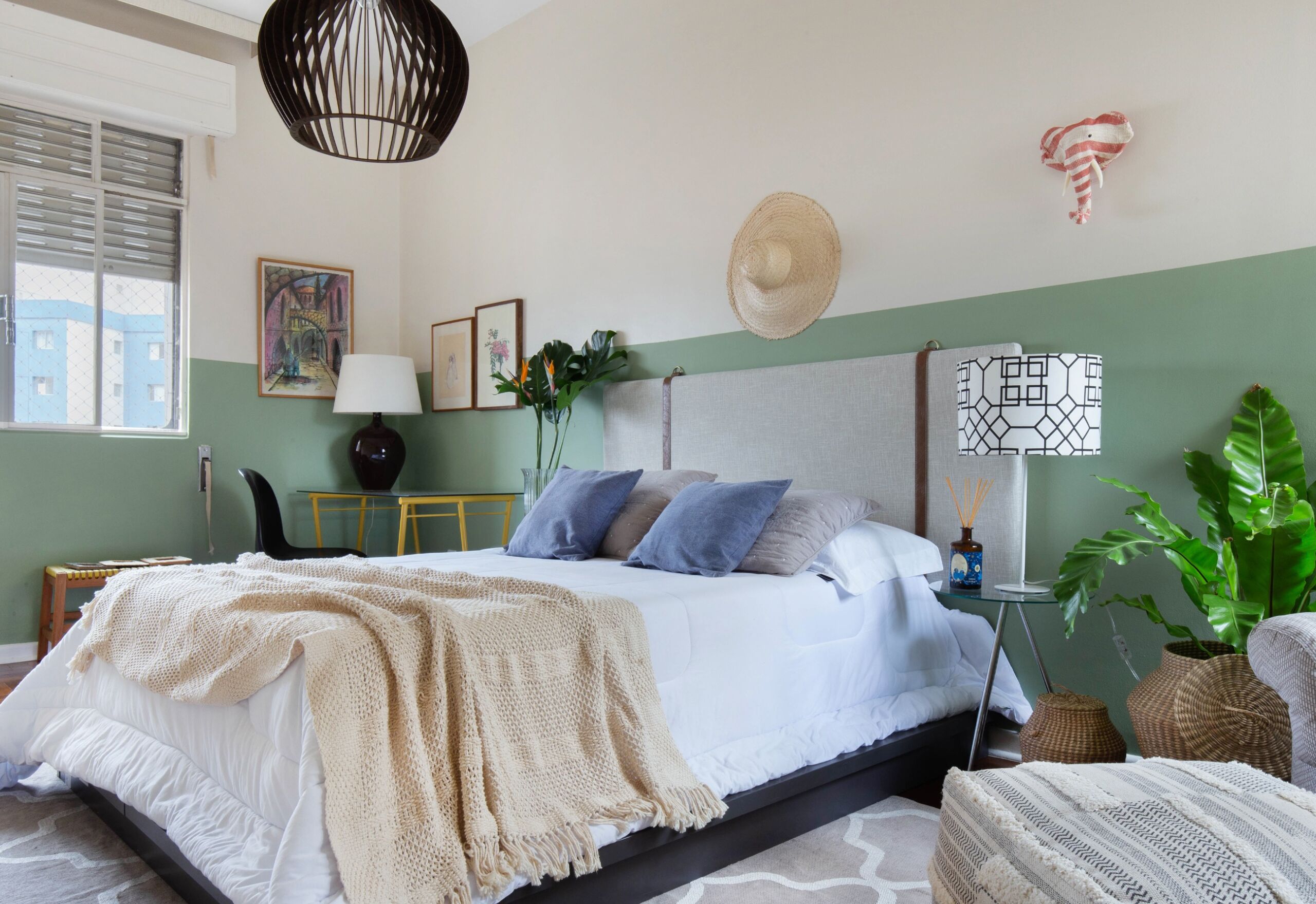 quarto com manta bege