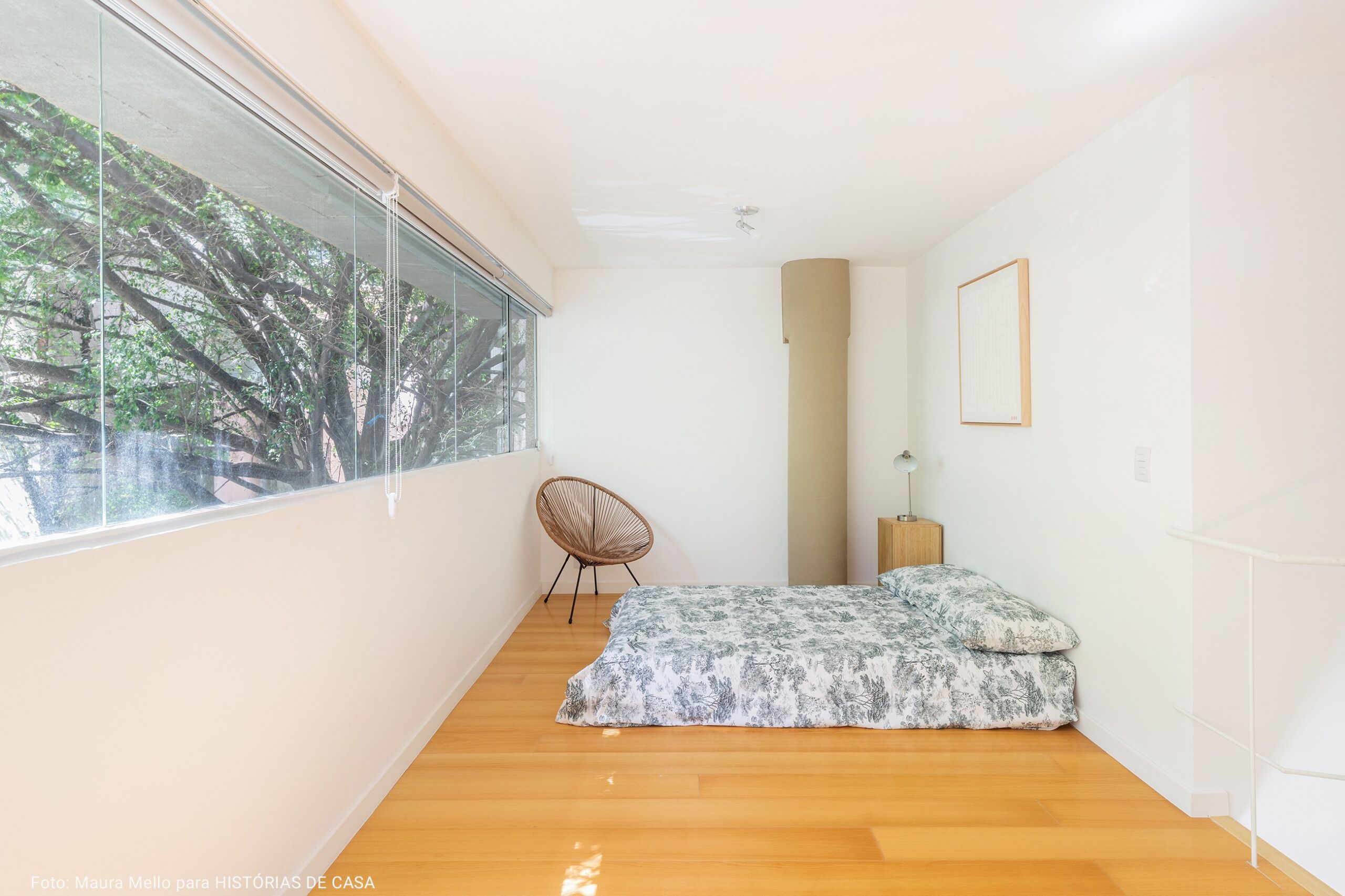 quarto de visita simples com obra de arte branca