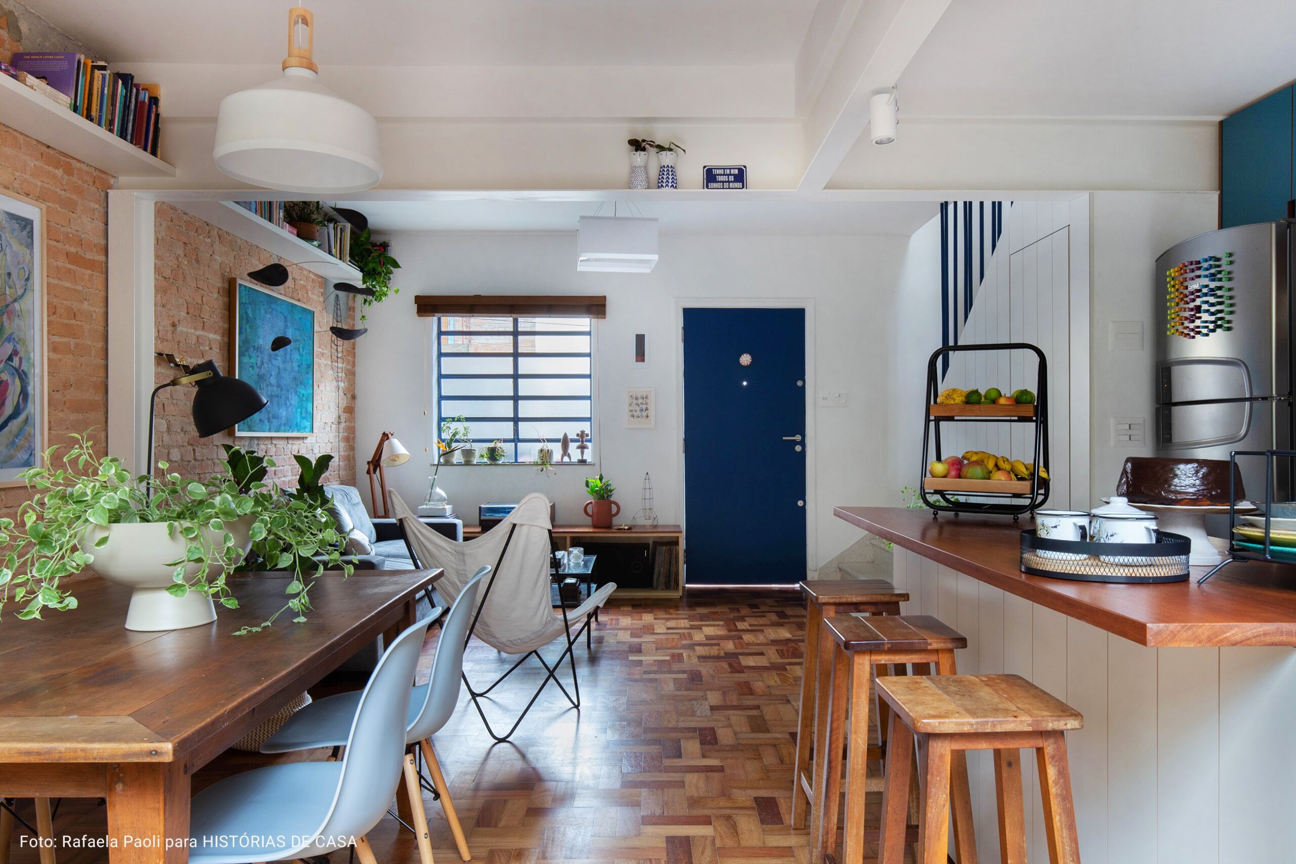 cozinha ampla com cadeiras de madeira