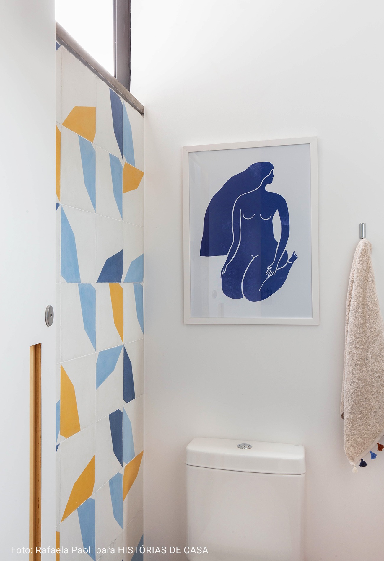 banheiro com quadro azul