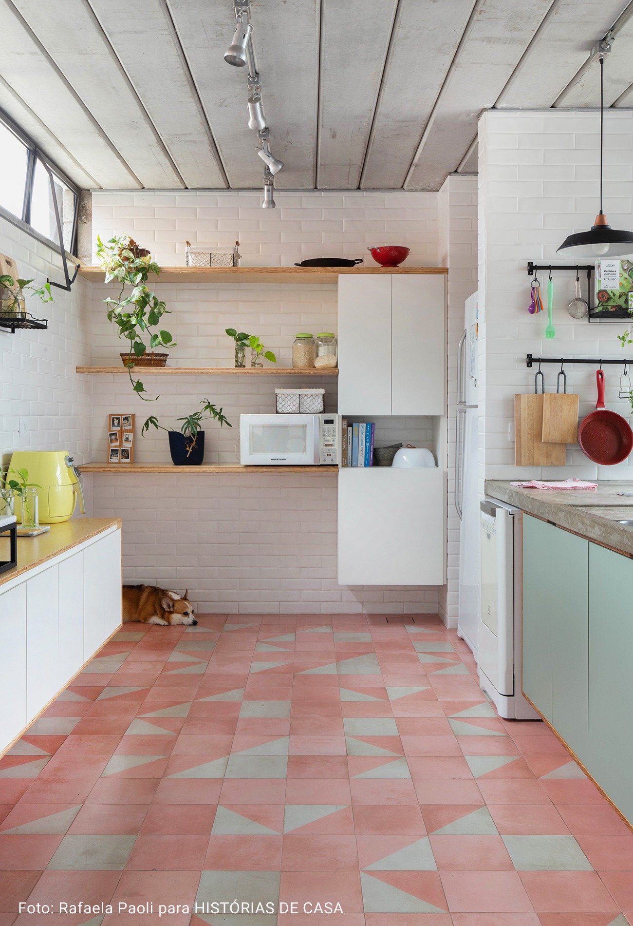 cozinha com piso rosa