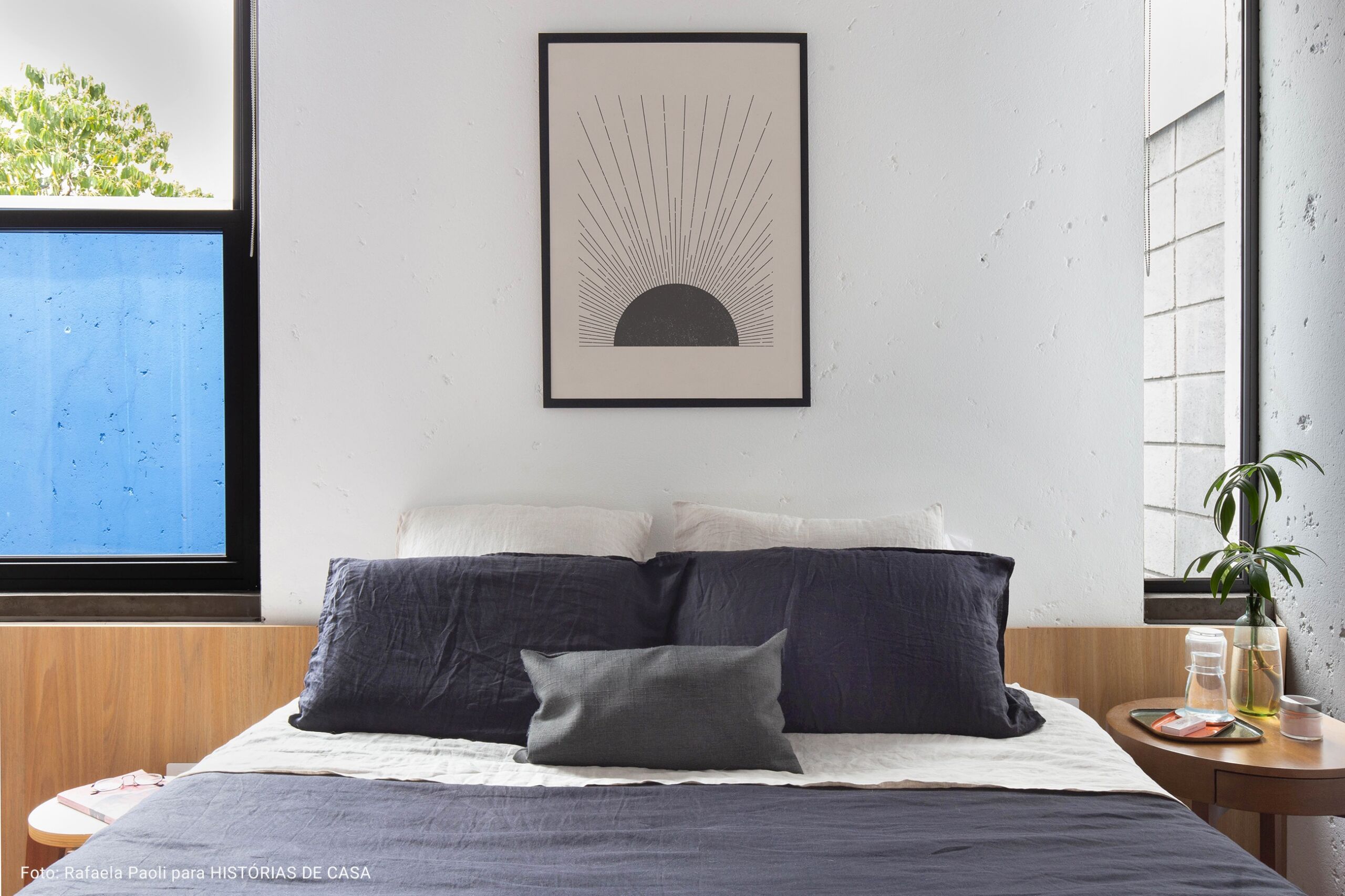 quarto com quadro de sol