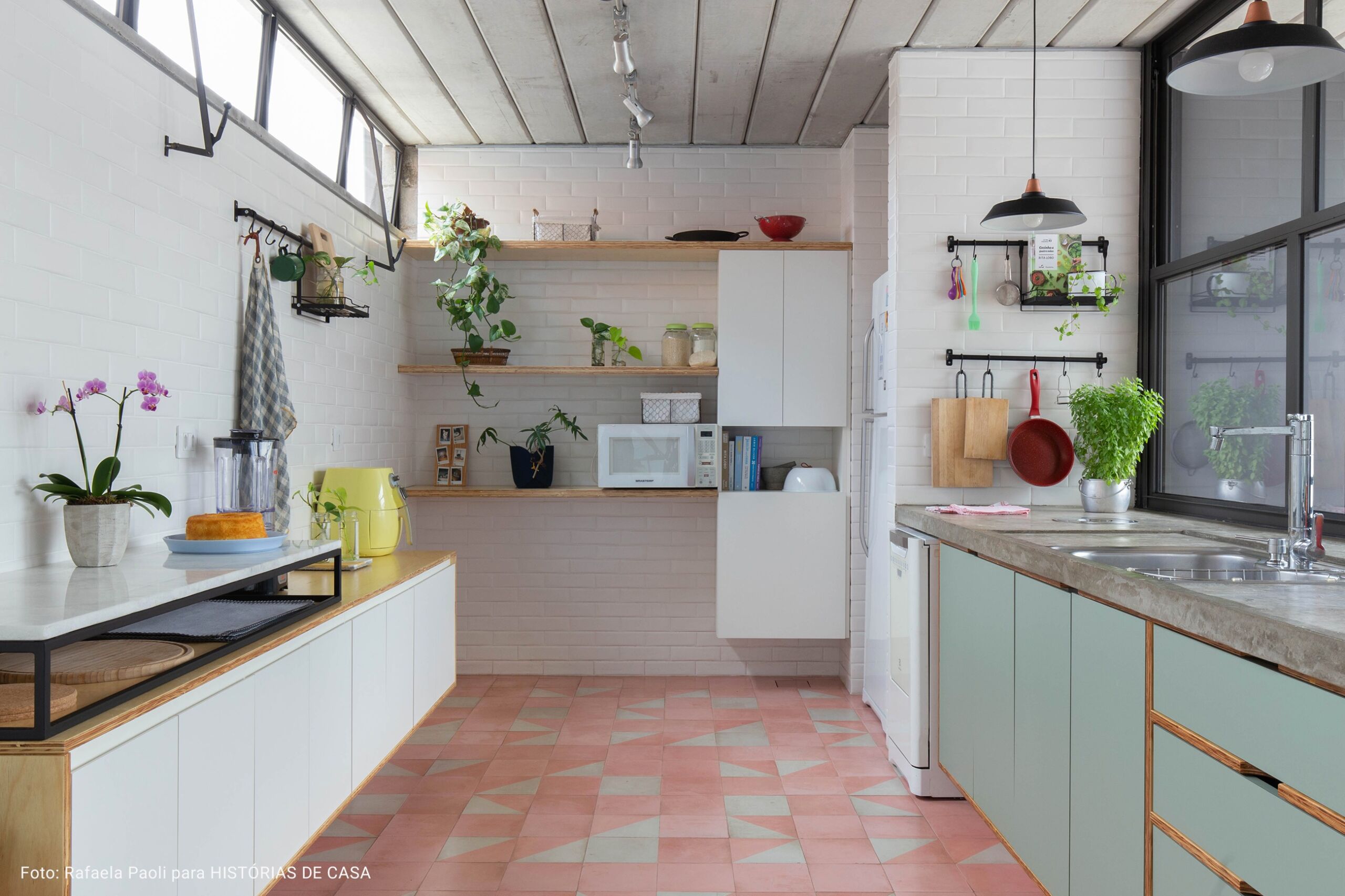cozinha industrial com armários verde