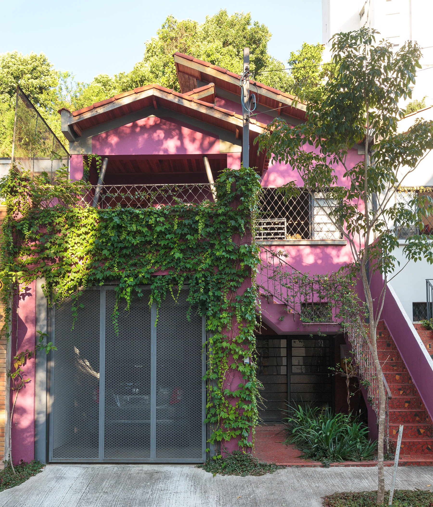 Casa antiga reformada com fachada colorida
