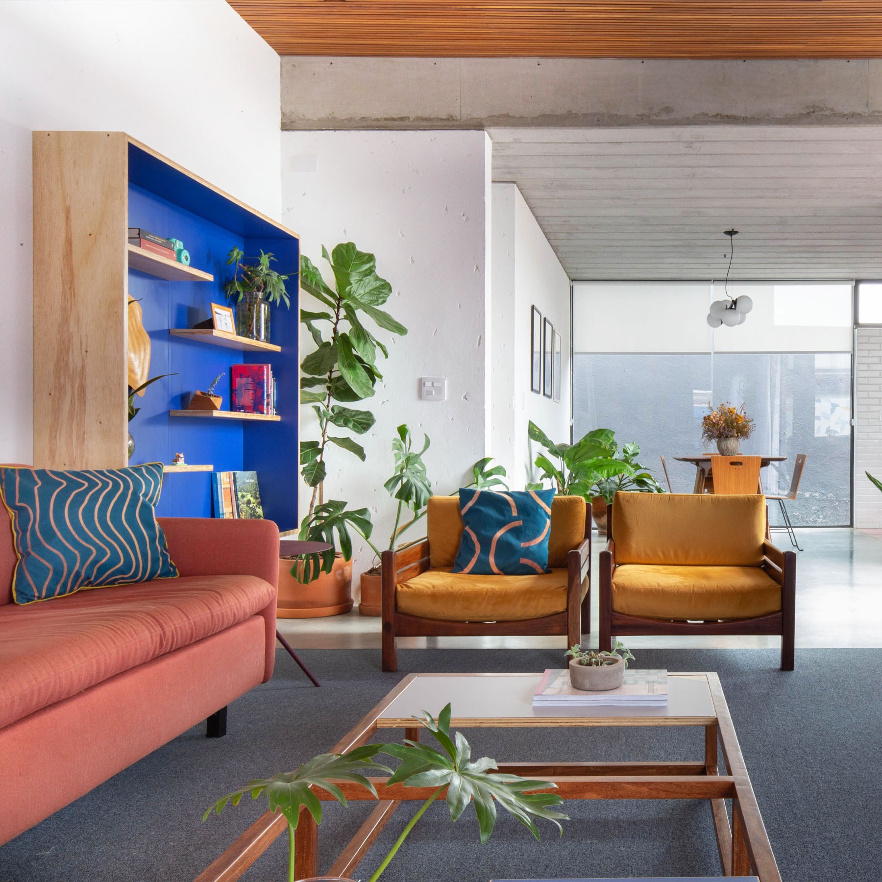 casa modernista com armário azul