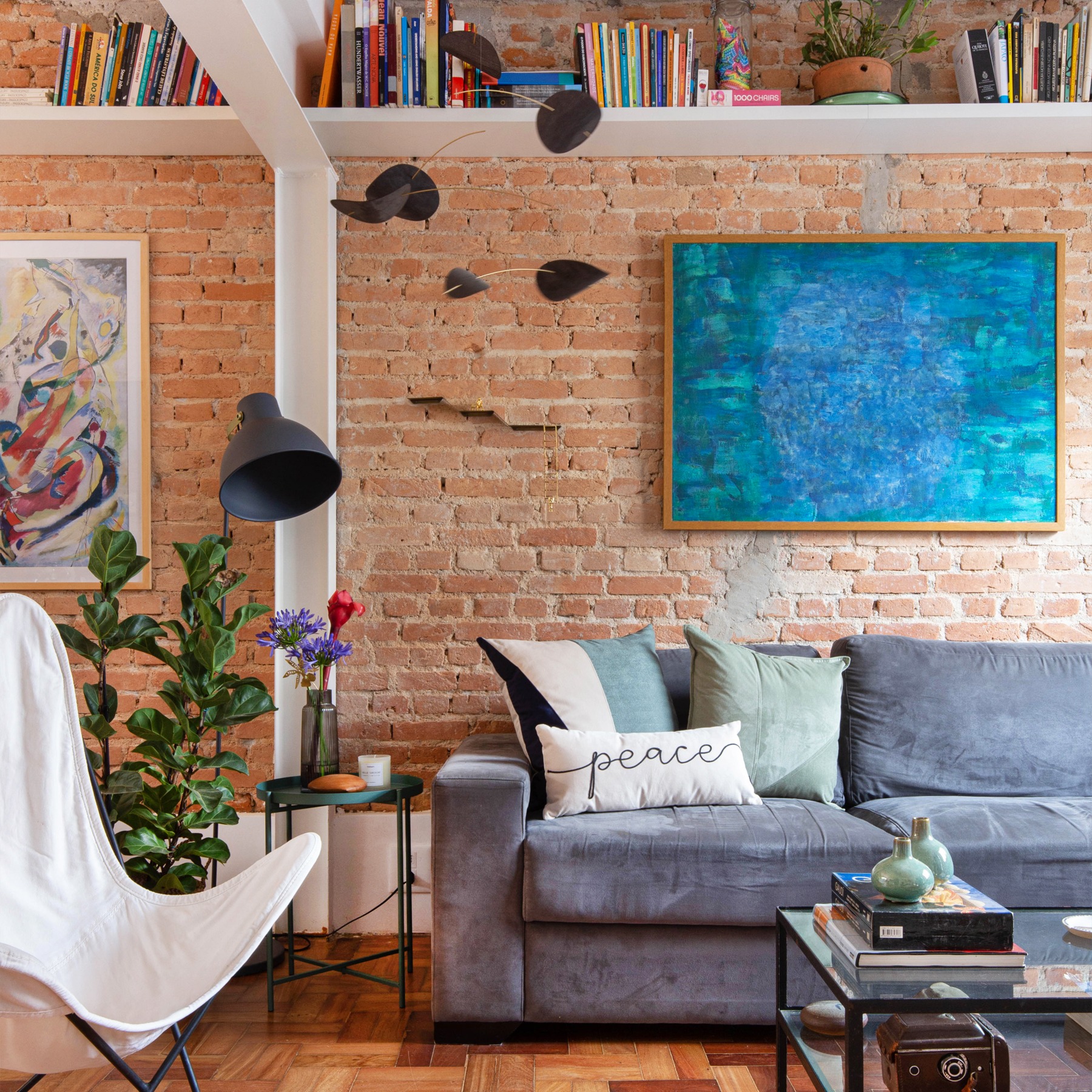 sala com quadro azul