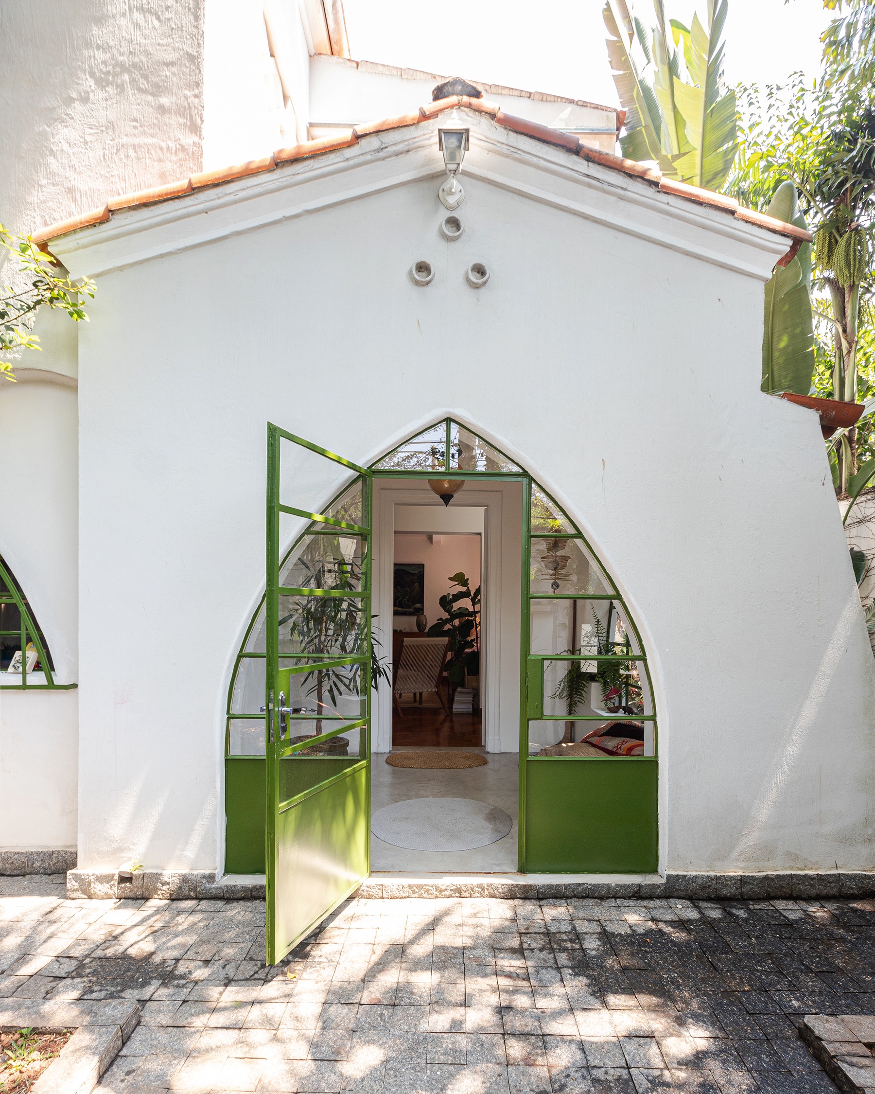 Casa antiga com portas de serralheria verde