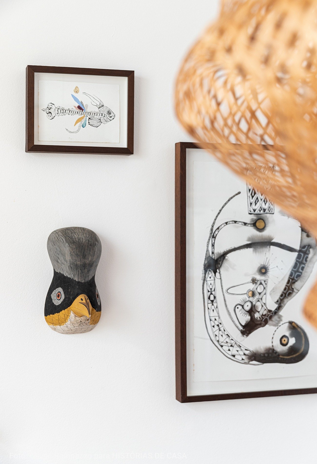 detalhe de quadros com estatua de penguim