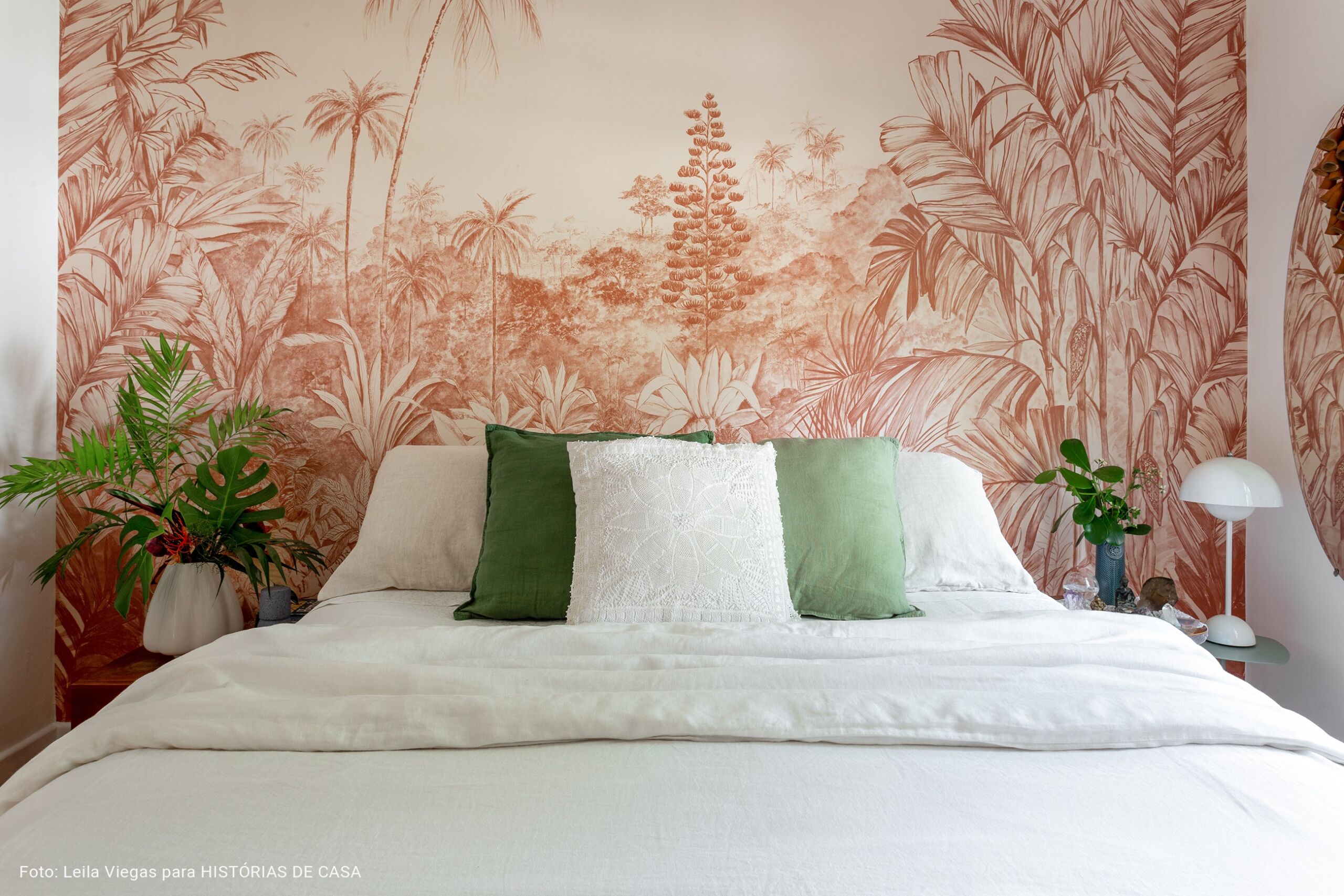 Quarto com papel de parede tropical da marca branco.