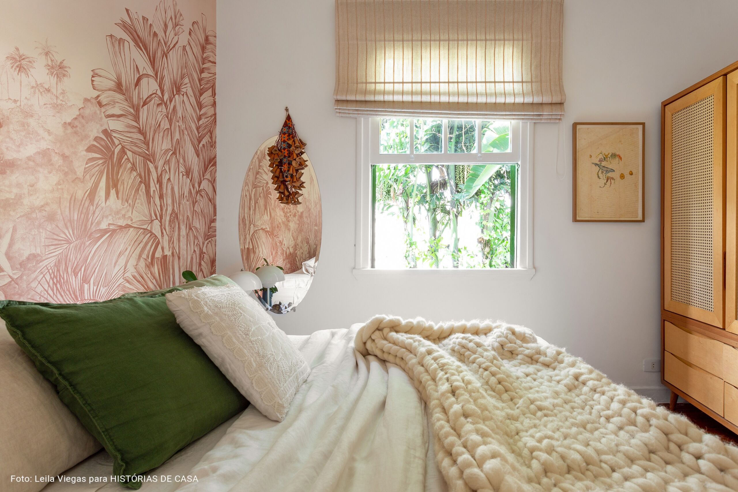 Quarto com papel de parede tropical da marca branco.
