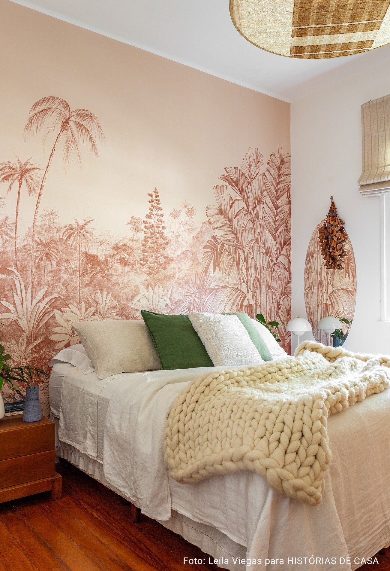 Quarto com papel de parede tropical da marca branco.