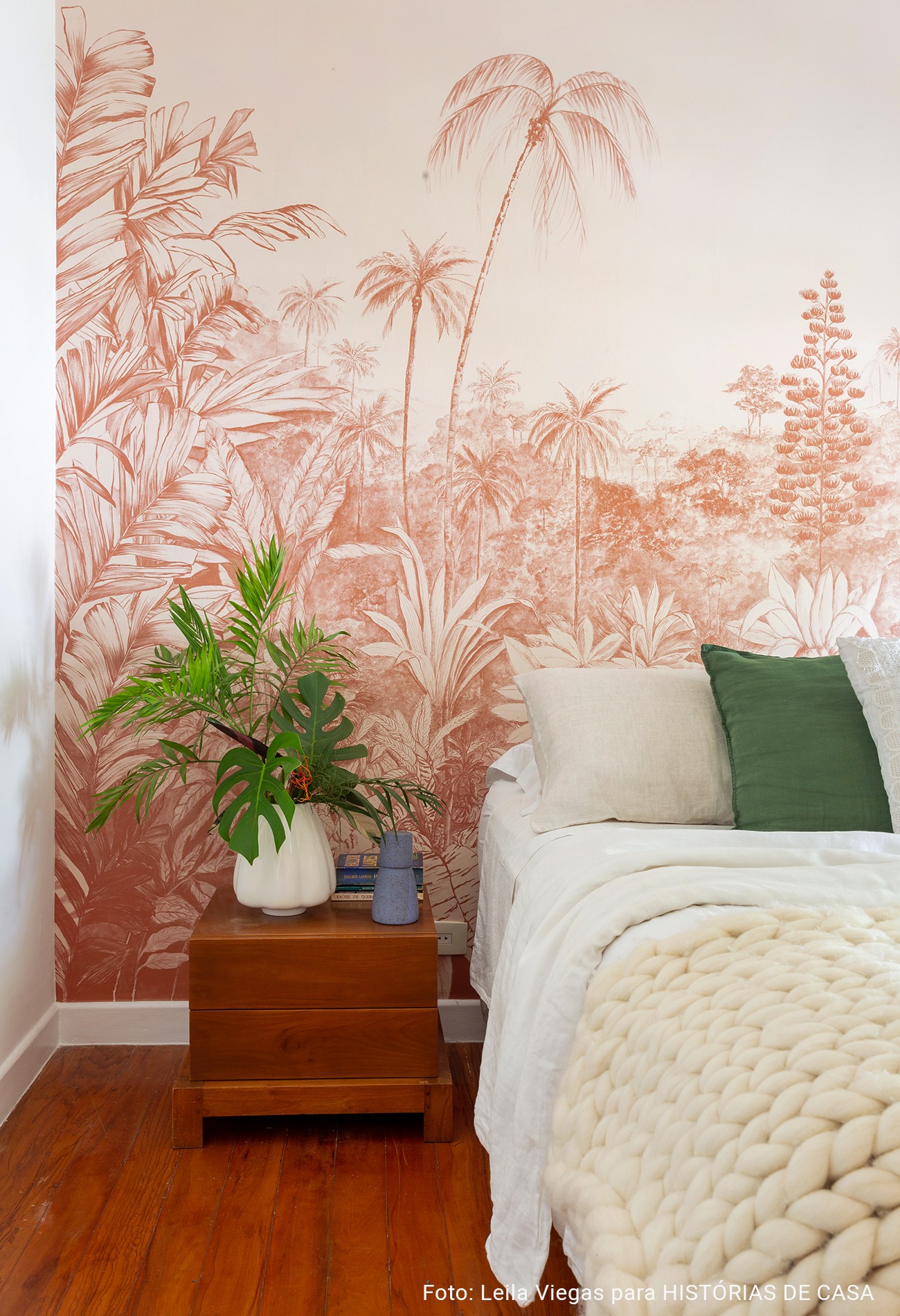 Quarto com papel de parede tropical da marca branco.