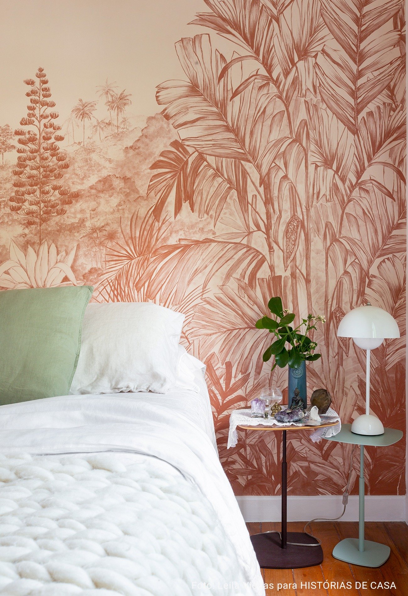 Quarto com papel de parede tropical da marca branco.