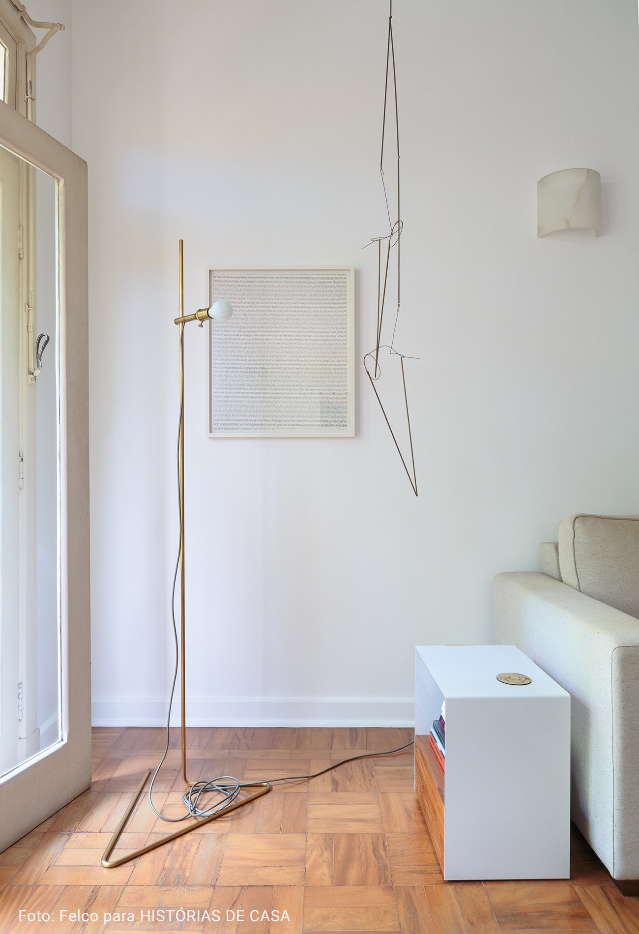 sala com escultura minimalista