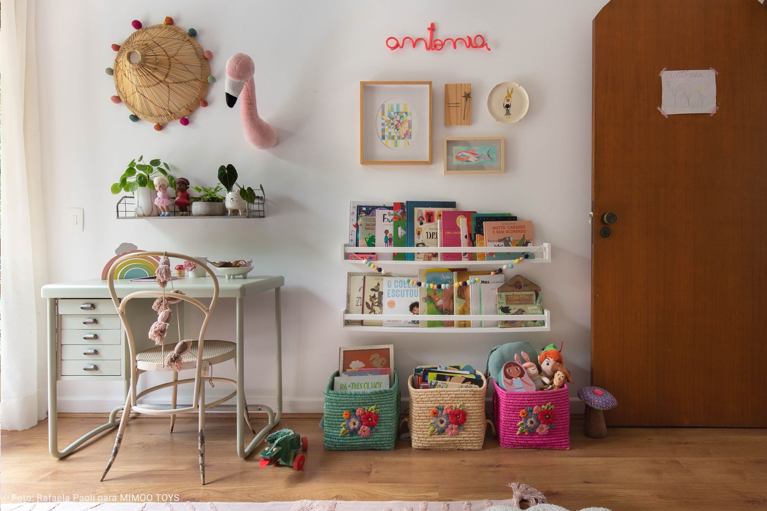 quarto infantil com caixas de palha