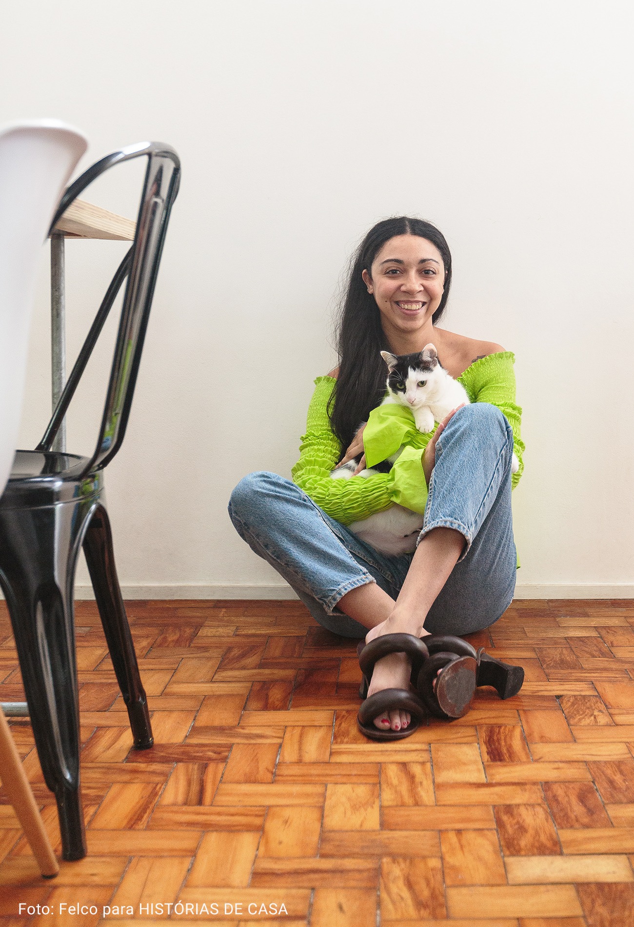 mulher sentada no chão com gato