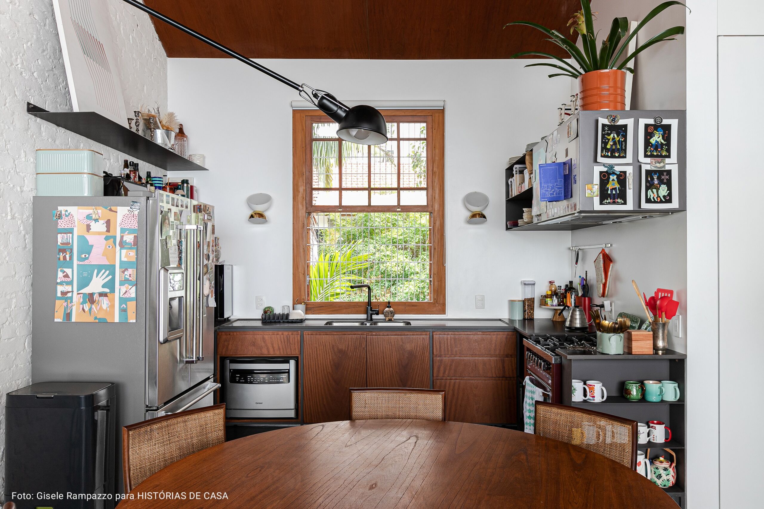 cozinha com bancada de madeira