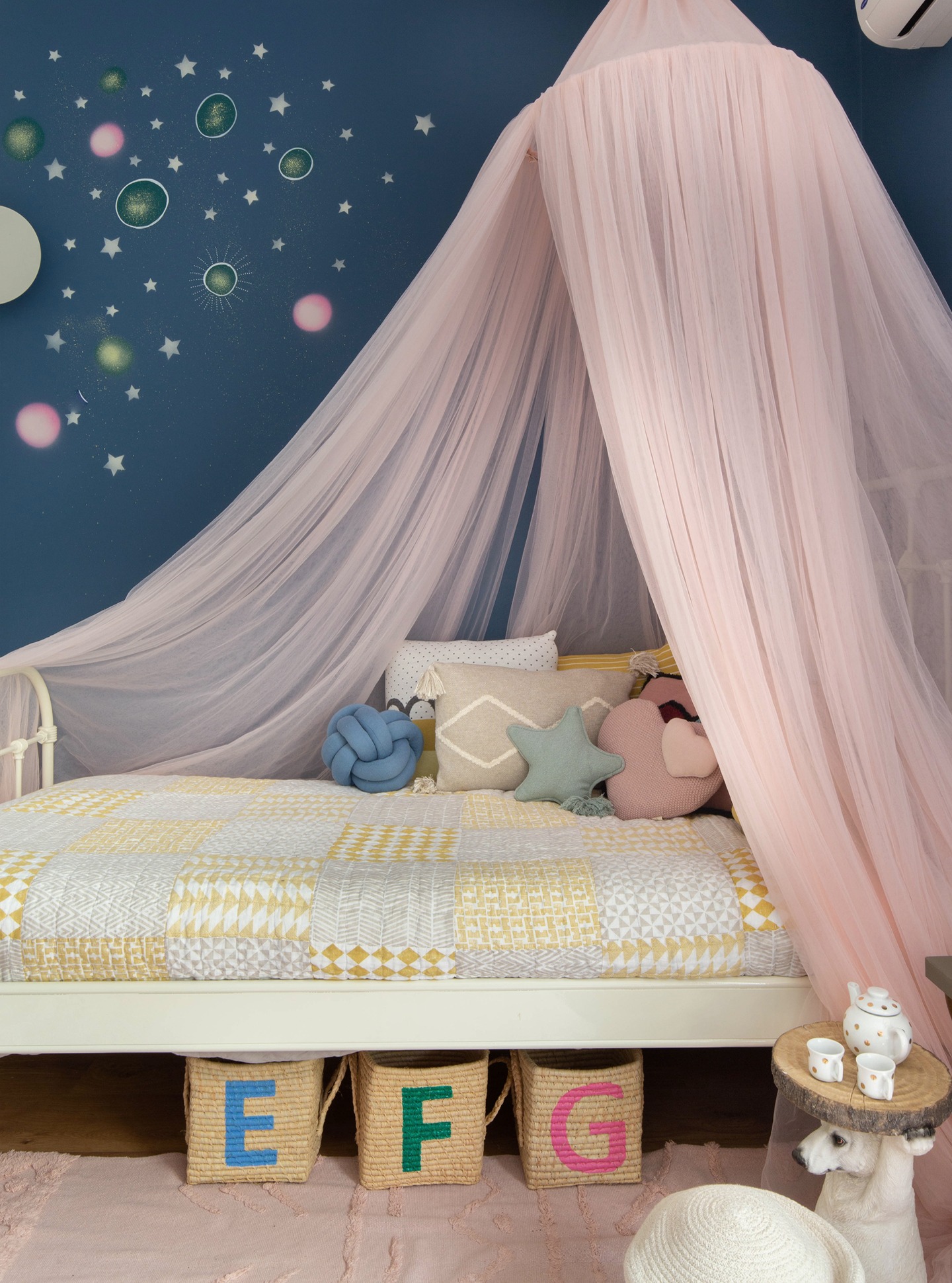 quarto infantil com costelação na pintura