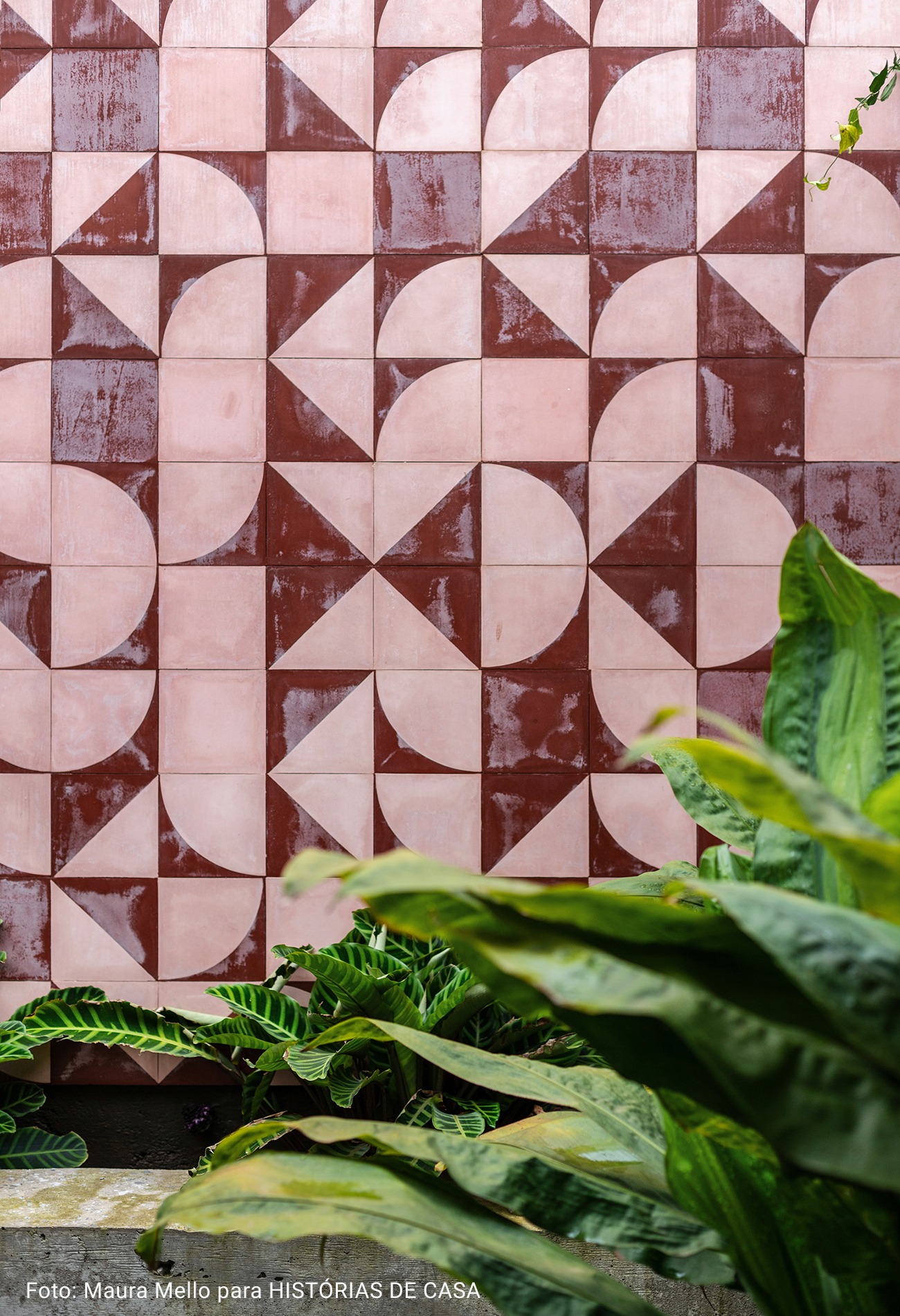 casa com ladrilhos hidraulicos vermelhos