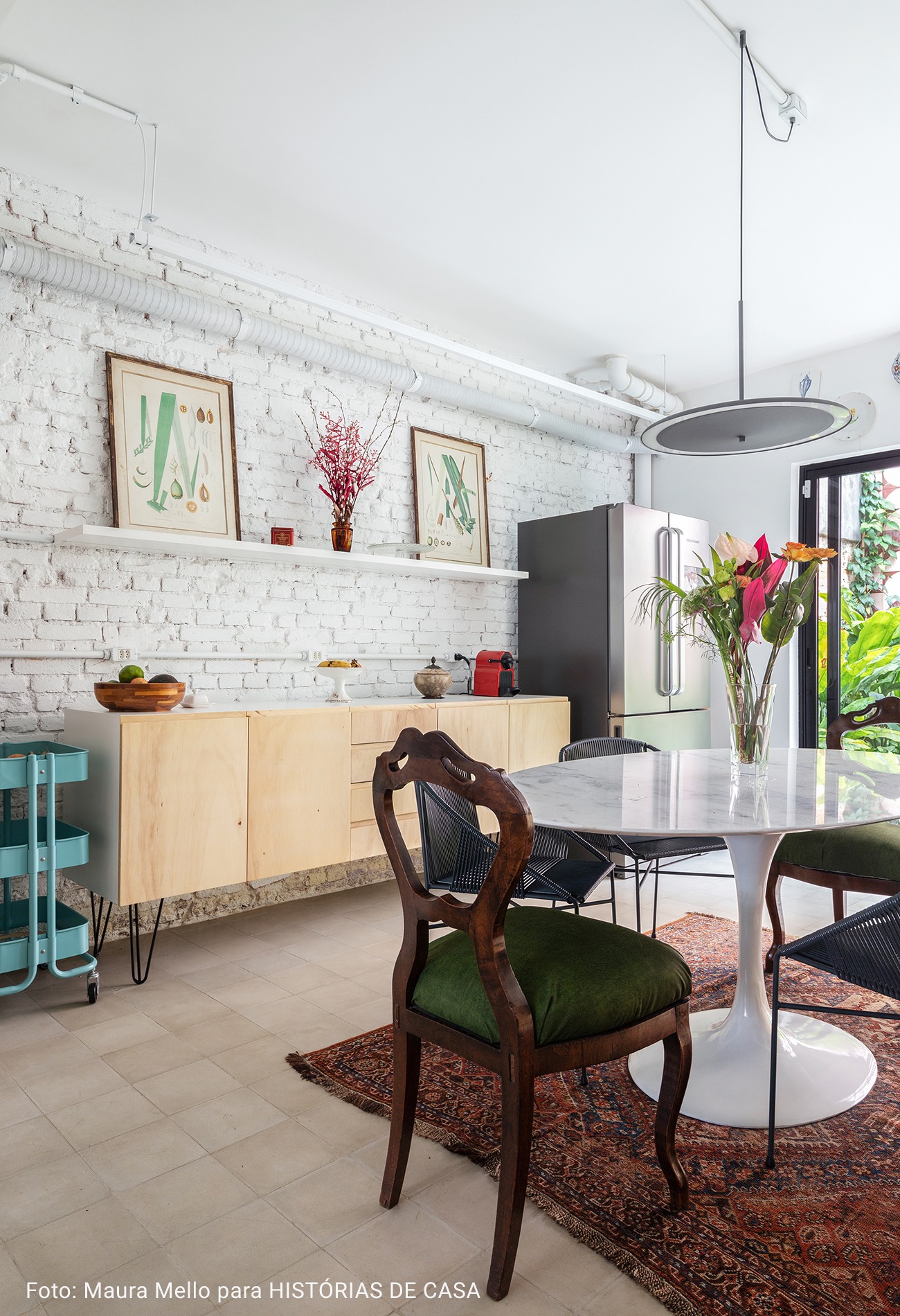 cozinha com cadeiras de madeira