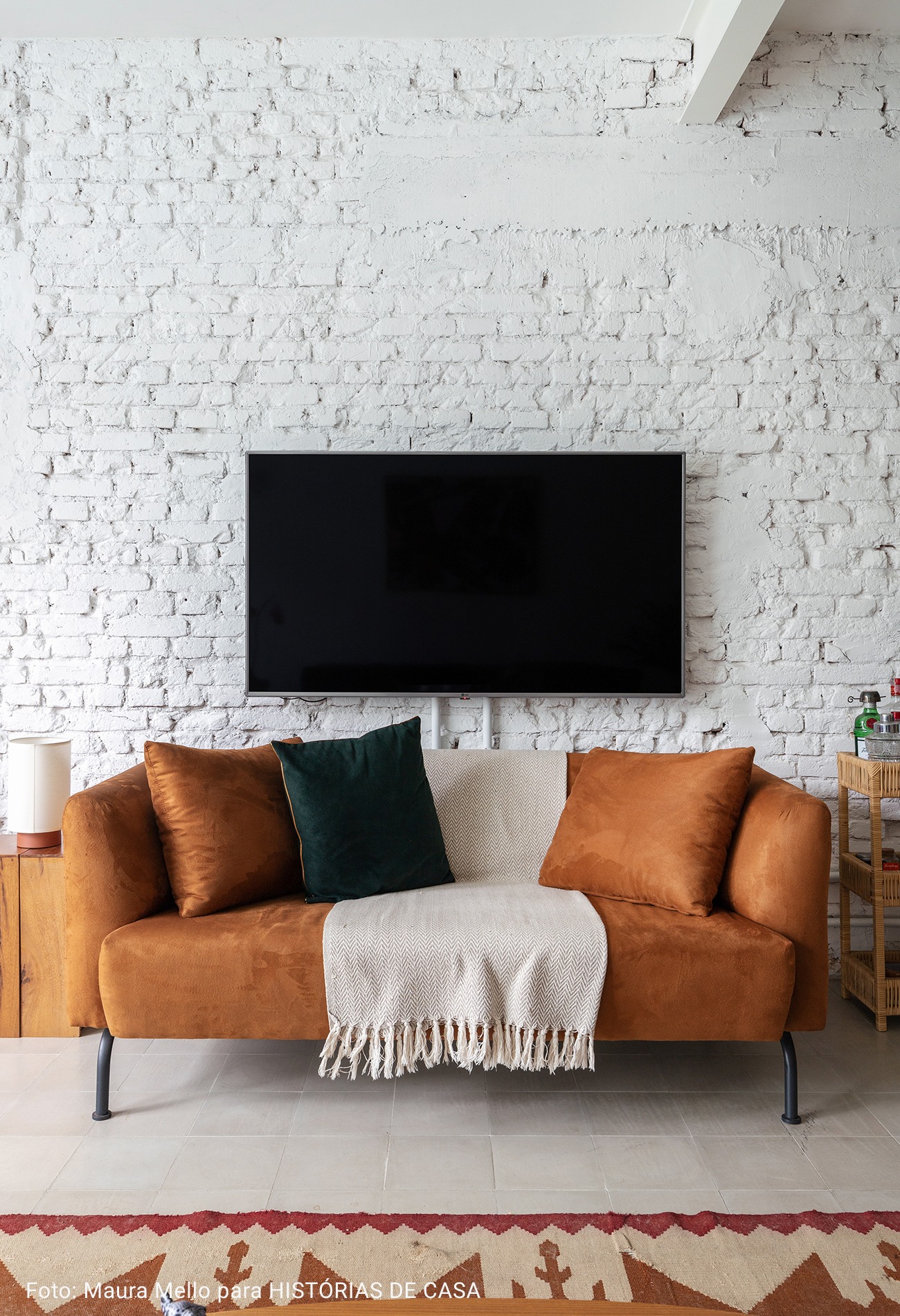 sala com tapete étnico