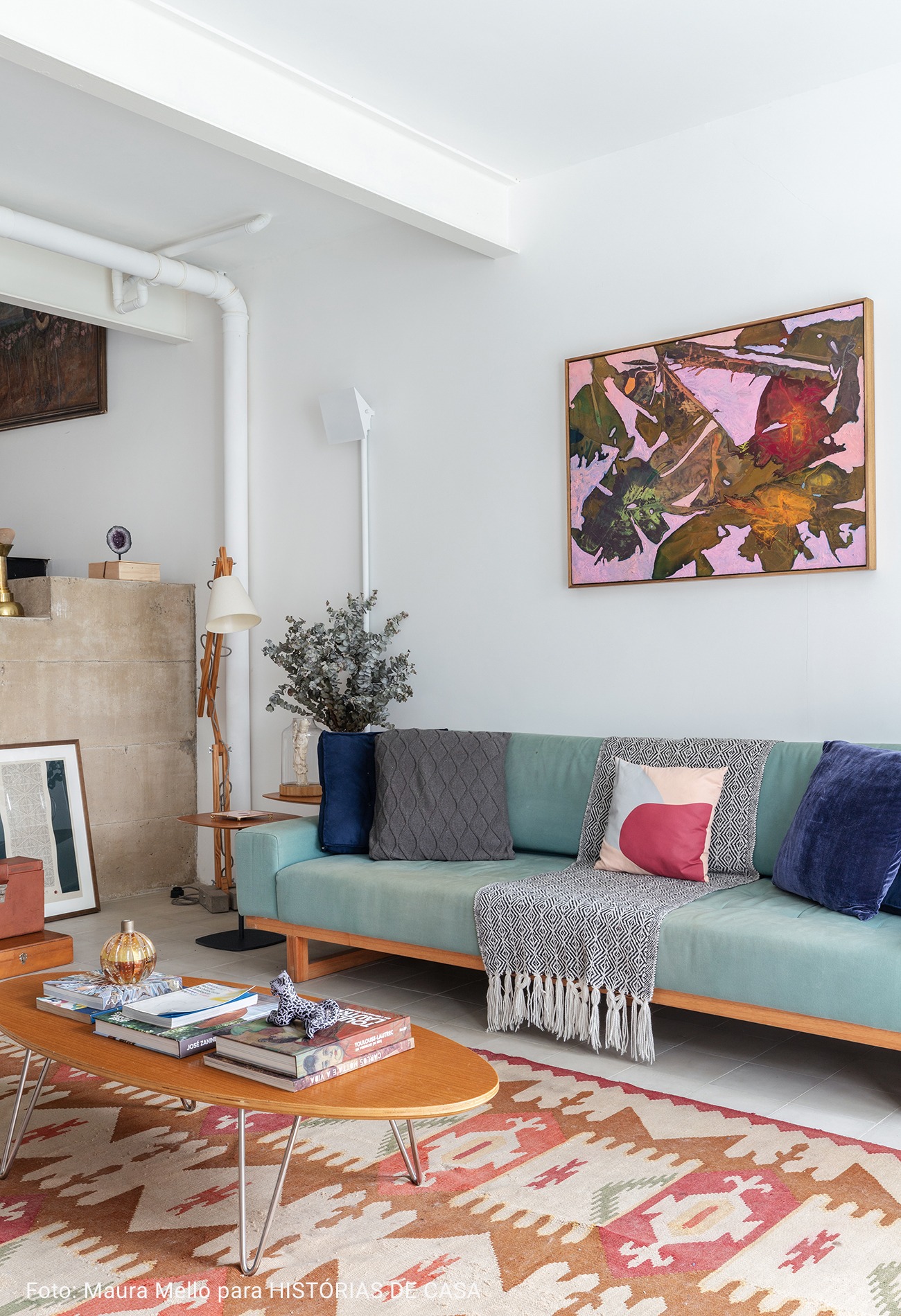 sala com mesa de centro de madeira