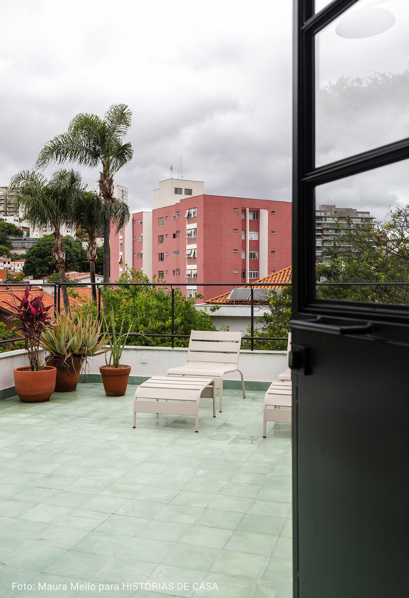 solário com piso verde industrial