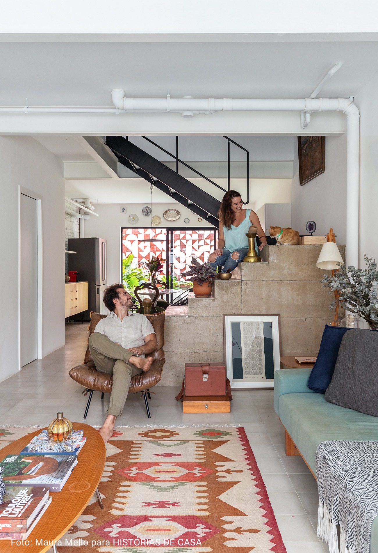 sala com escada de concreto