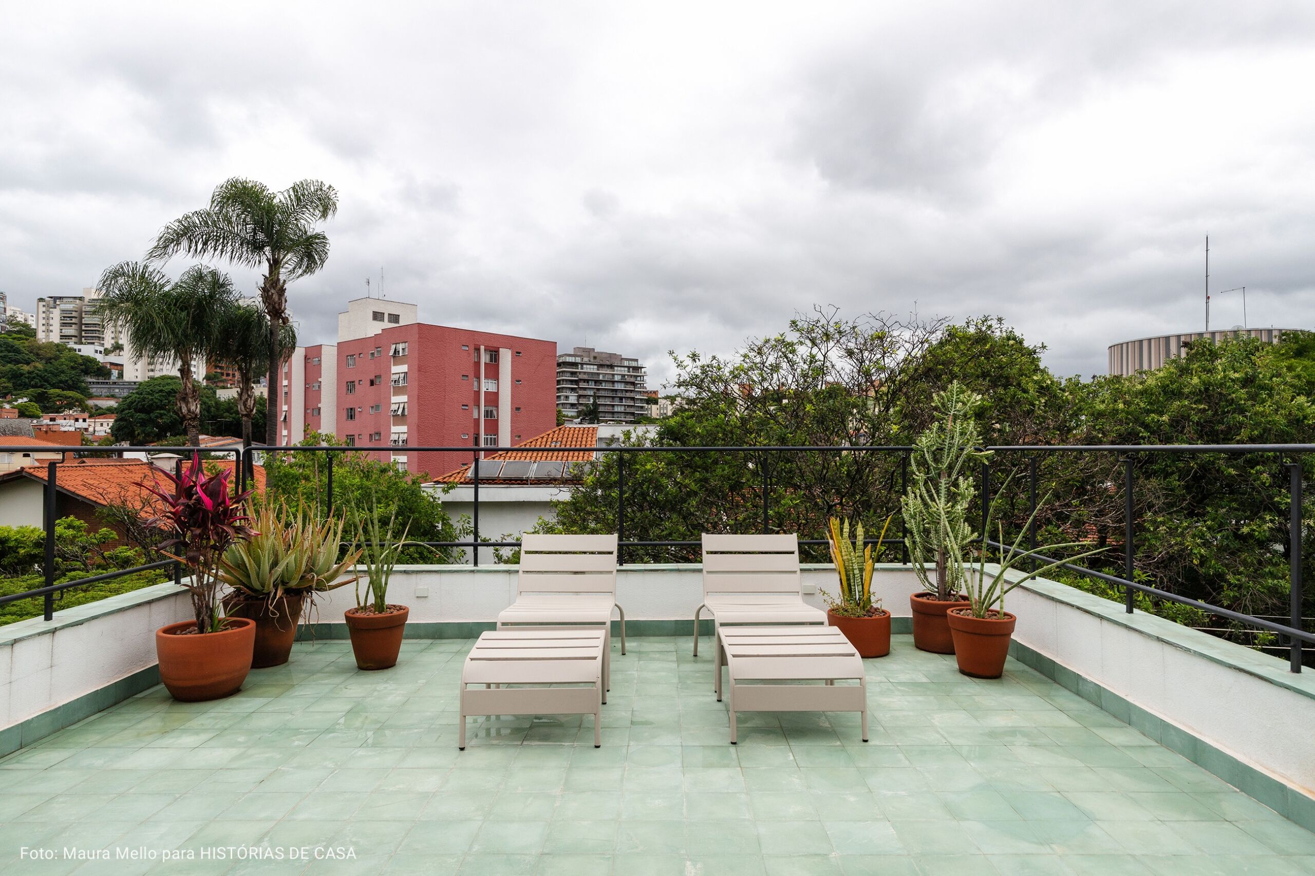 solário com cadeiras de sol