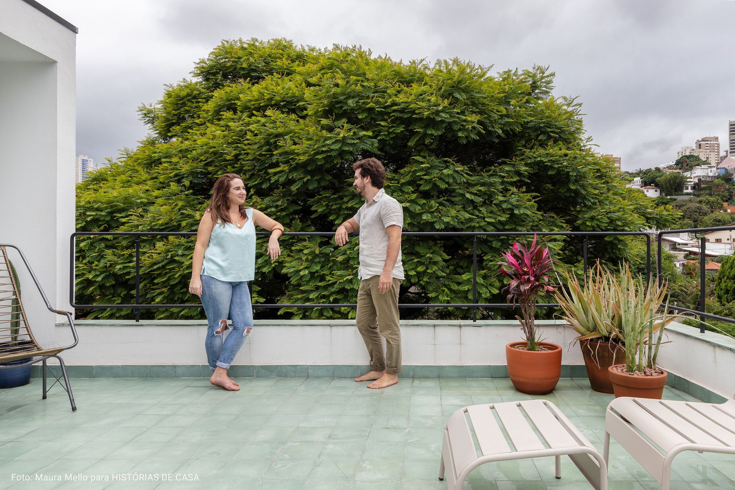 solário com cadeiras brancas