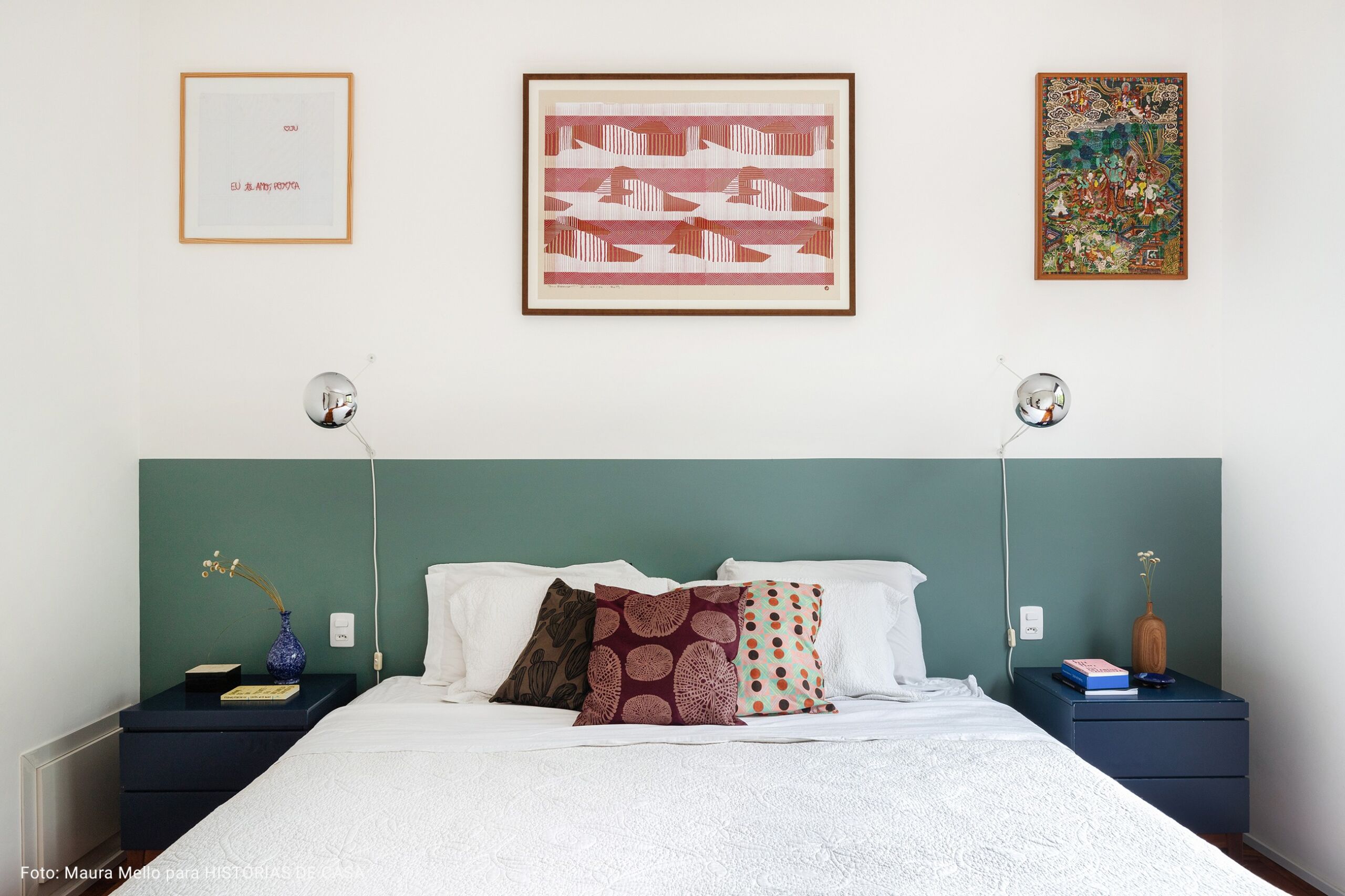 quarto com roupa de cama branca