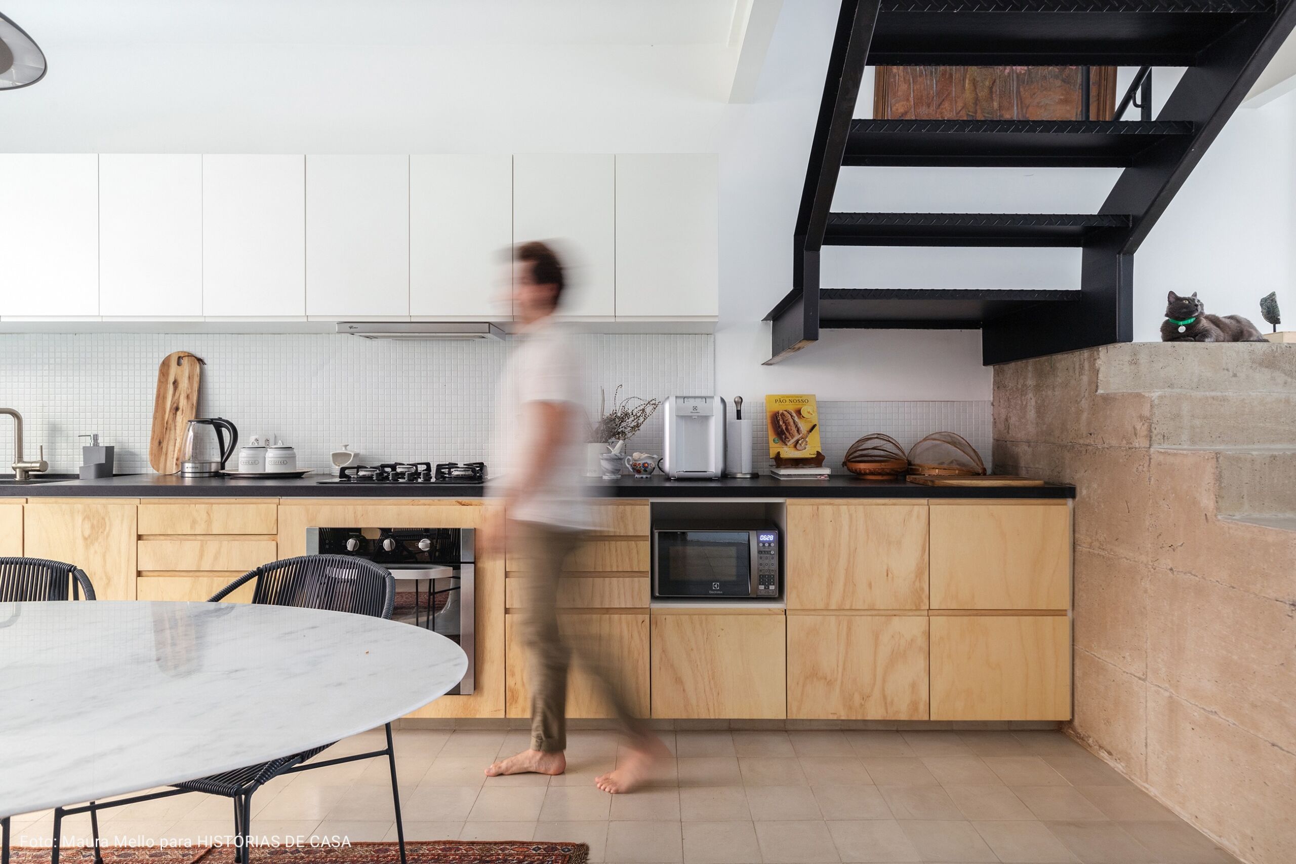 cozinha embaixo de escada