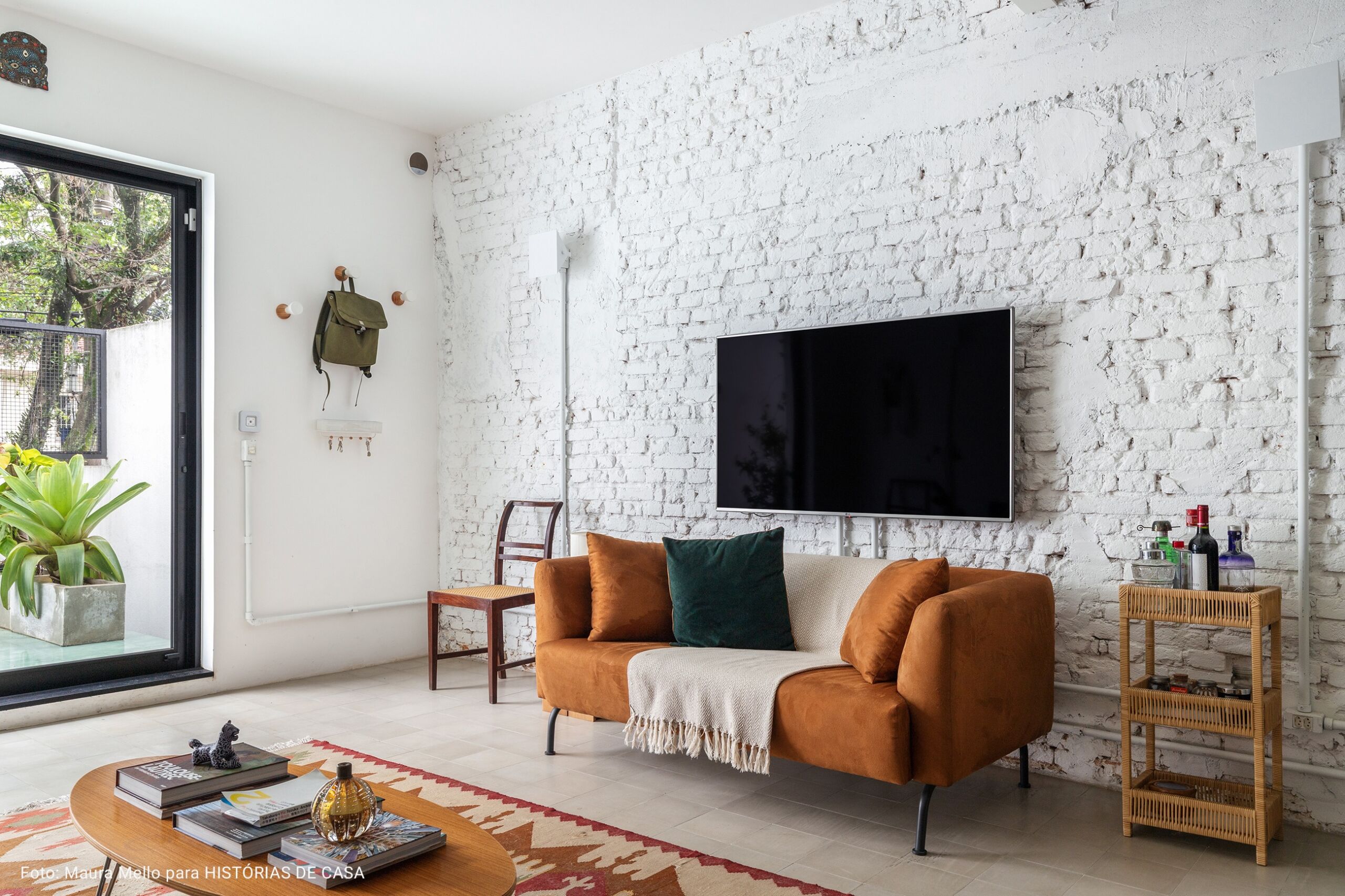 sala com parede de tijolos
