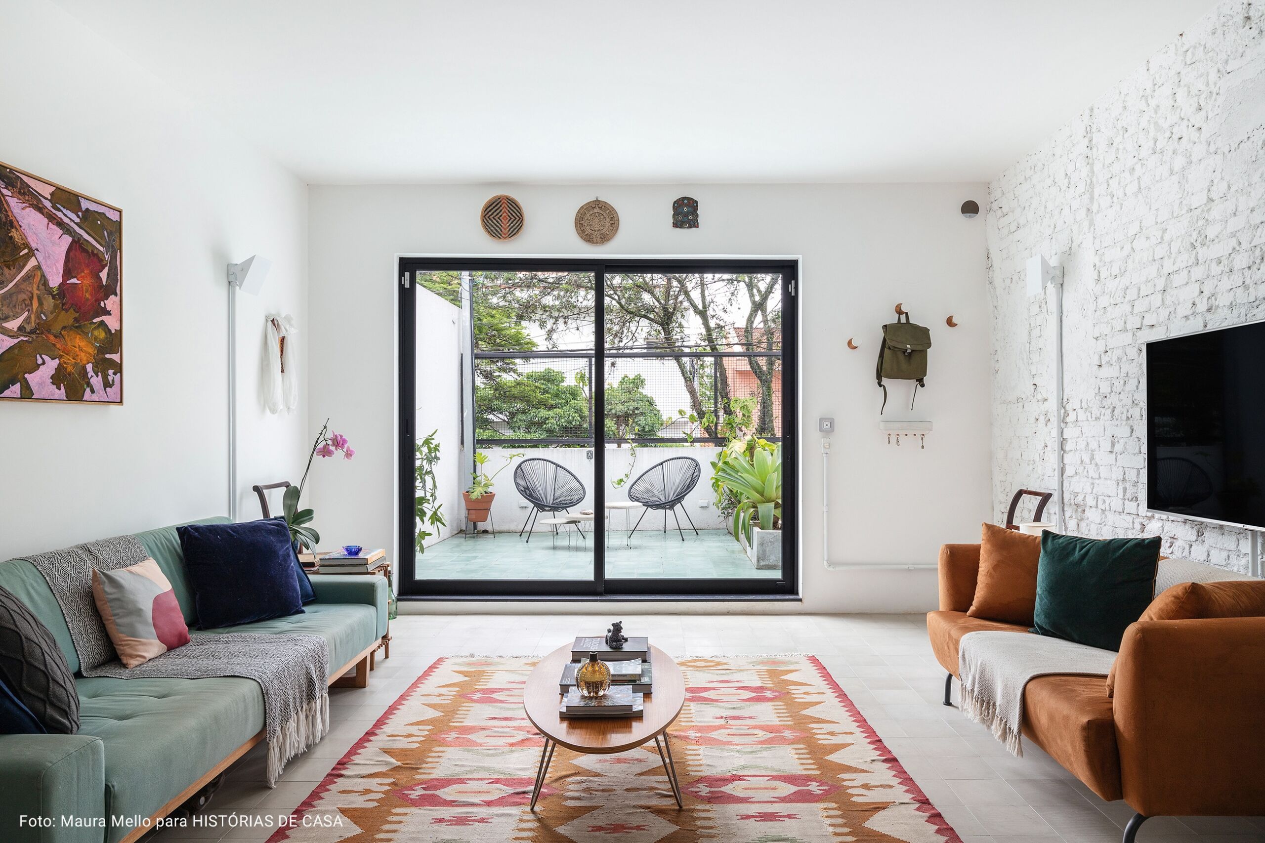 sala com tapete geométrico